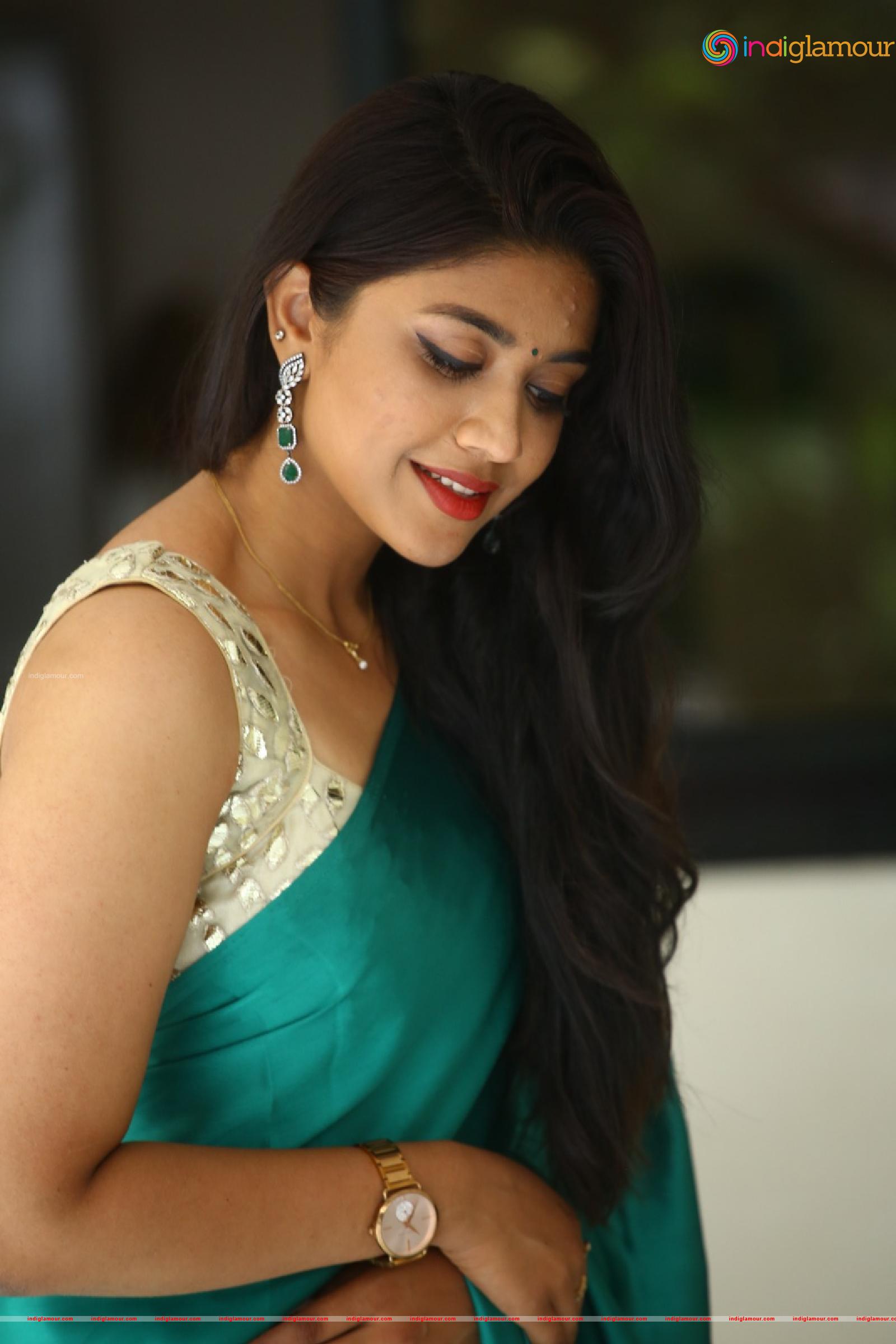 Malavika Actress hd photo