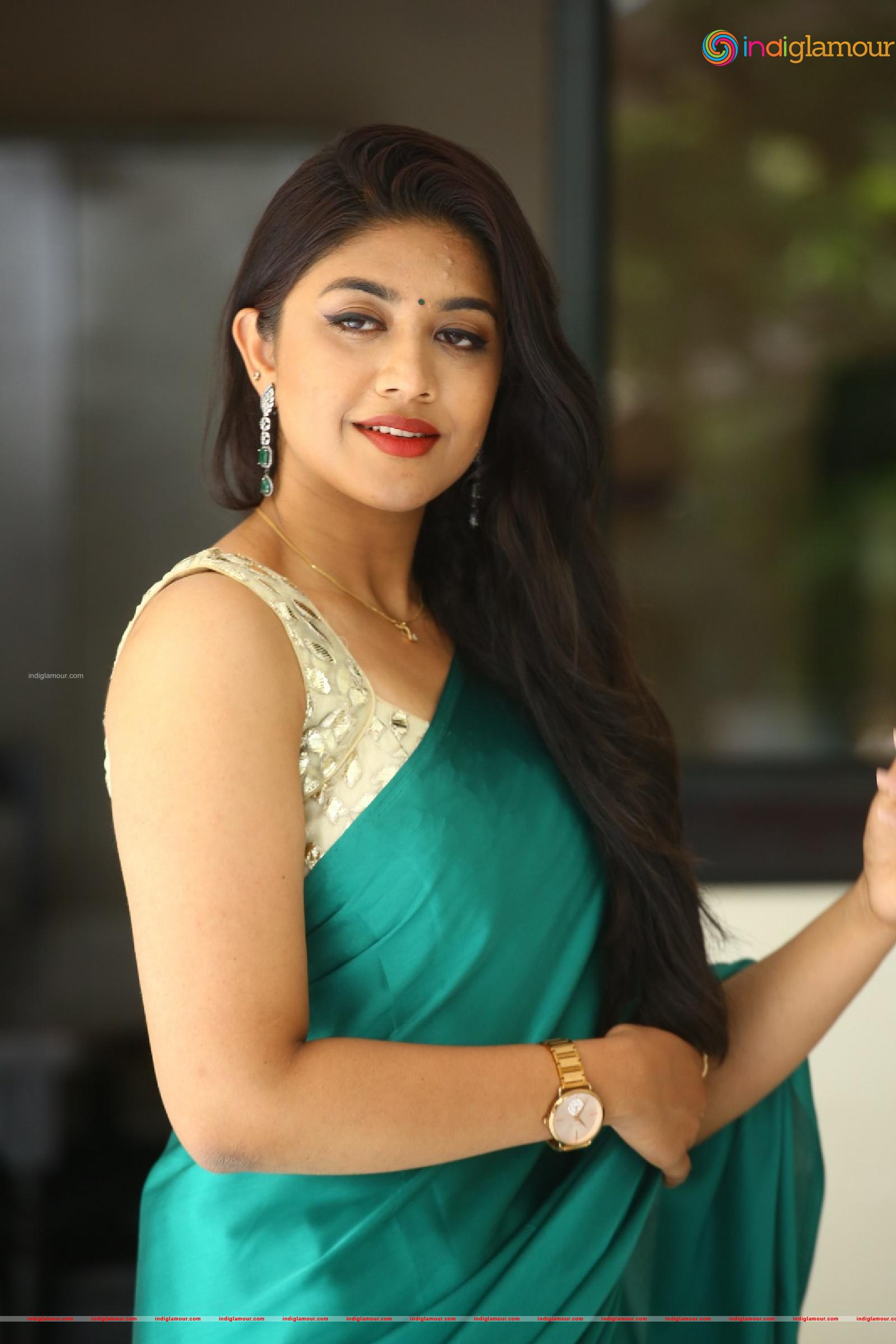 Malavika Actress hd photo