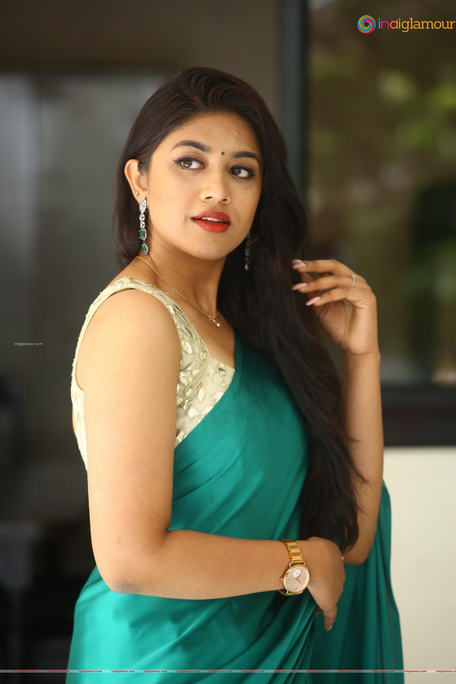 Malavika Actress hd photo