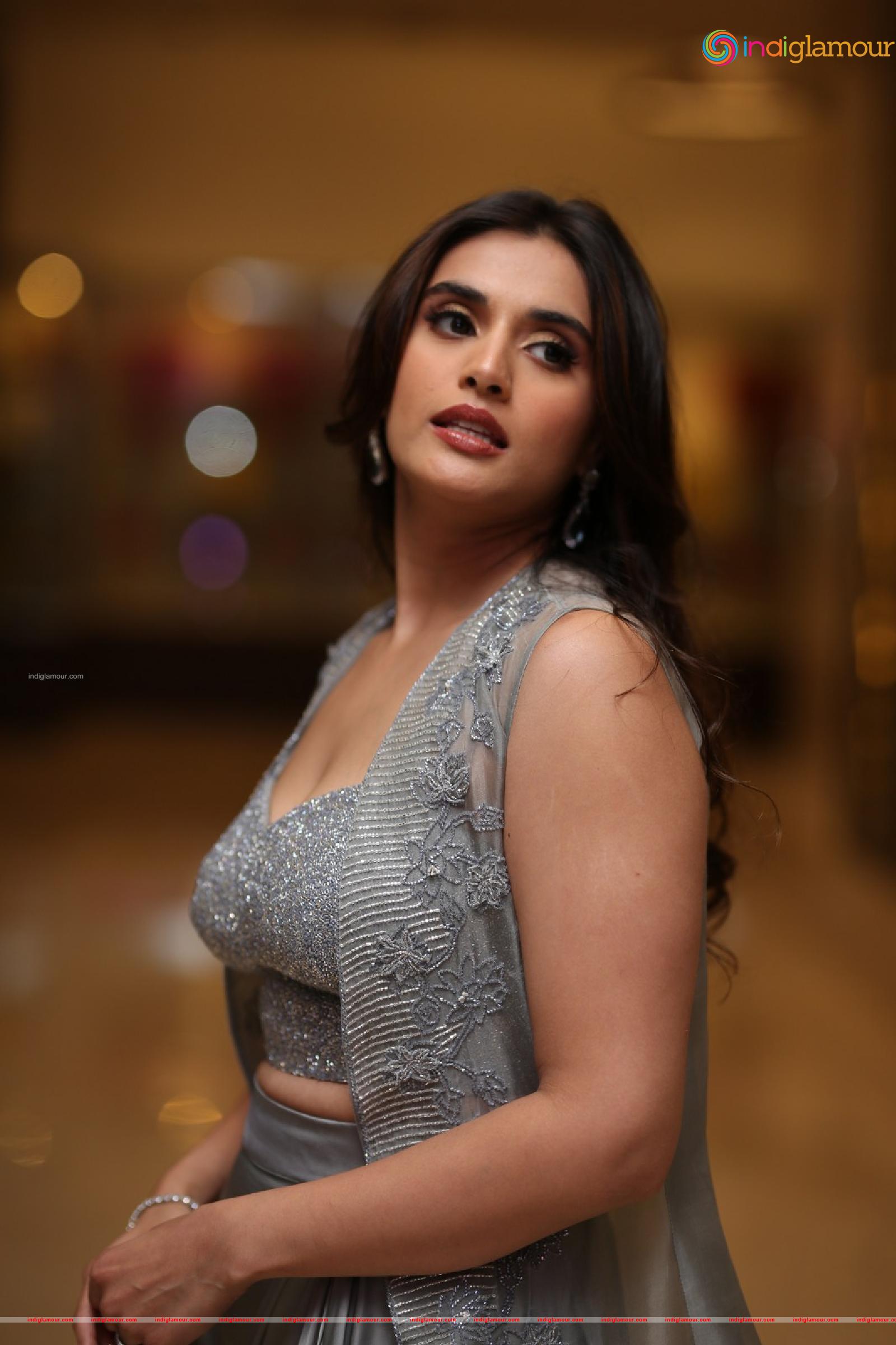 Divyansha Kaushik Actress hd photo