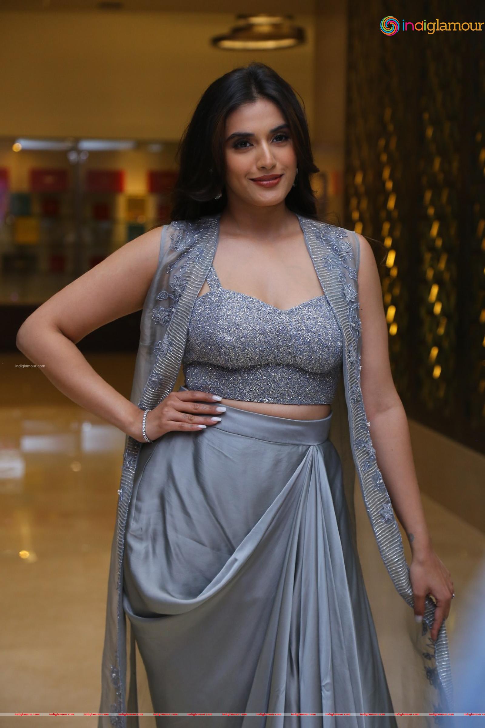 Divyansha Kaushik Actress hd photo
