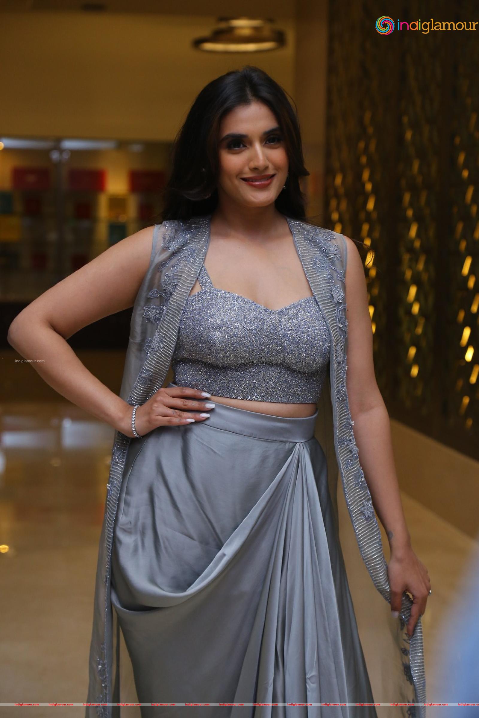 Divyansha Kaushik Actress hd photo