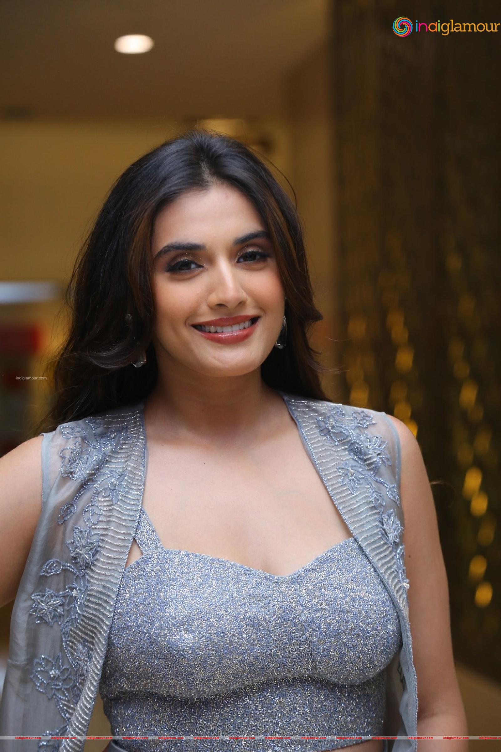 Divyansha Kaushik Actress hd photo