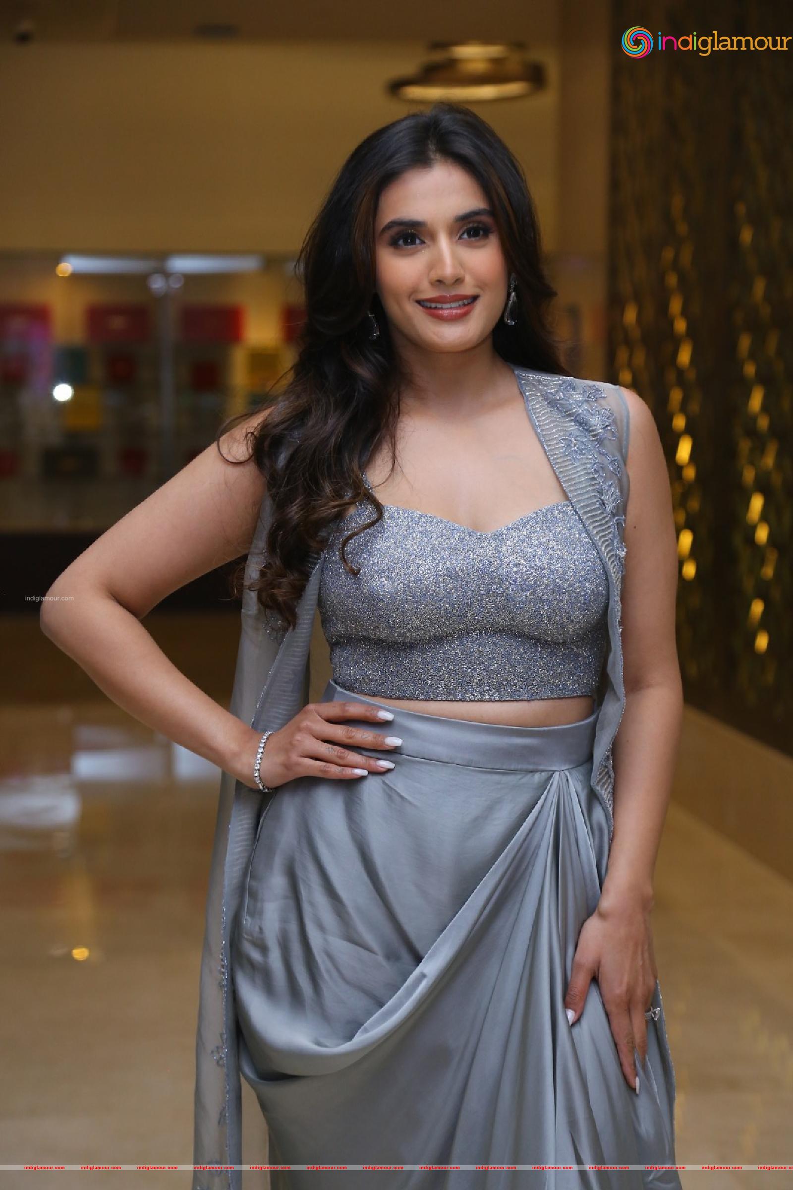 Divyansha Kaushik Actress hd photo