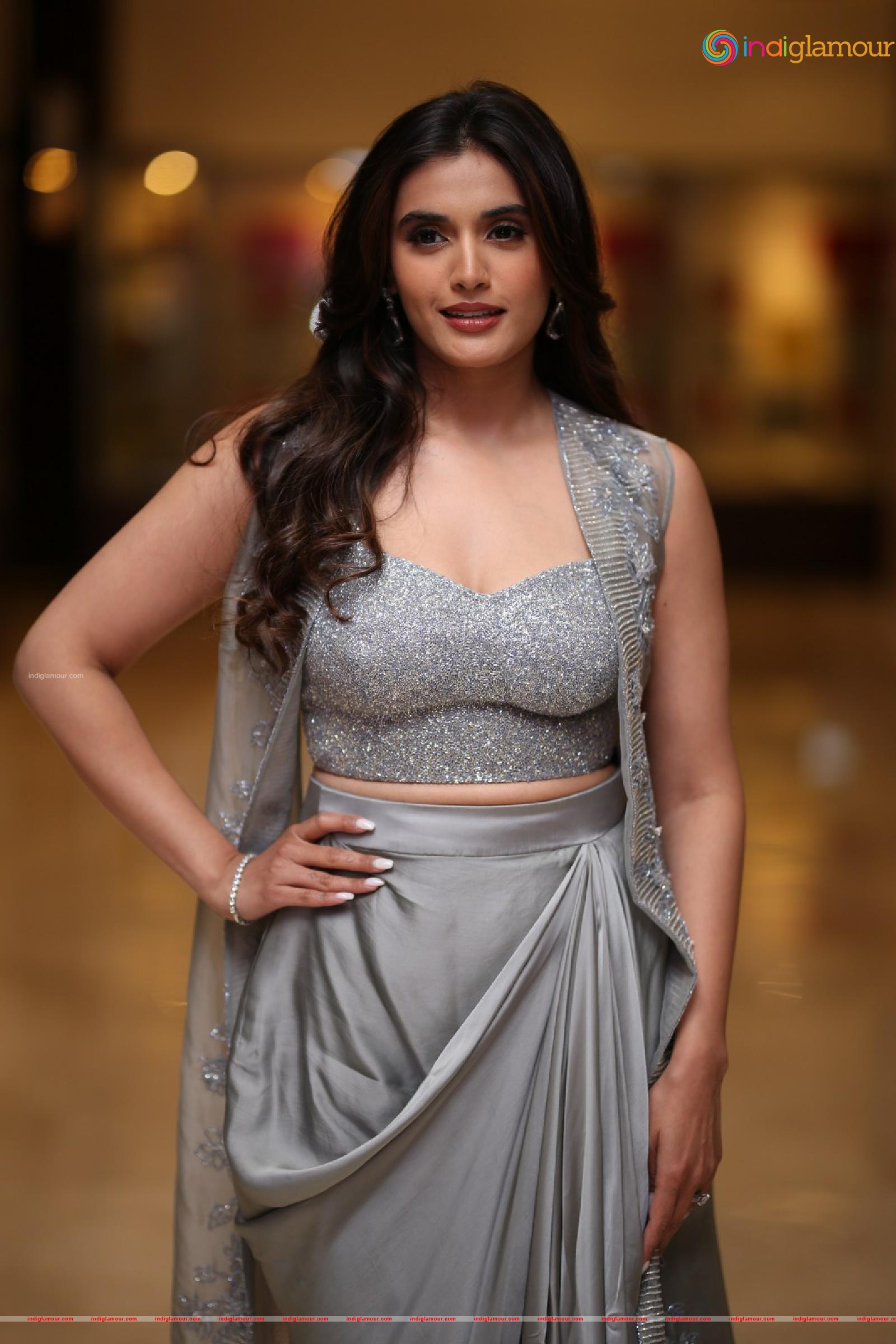 Divyansha Kaushik Actress hd photo