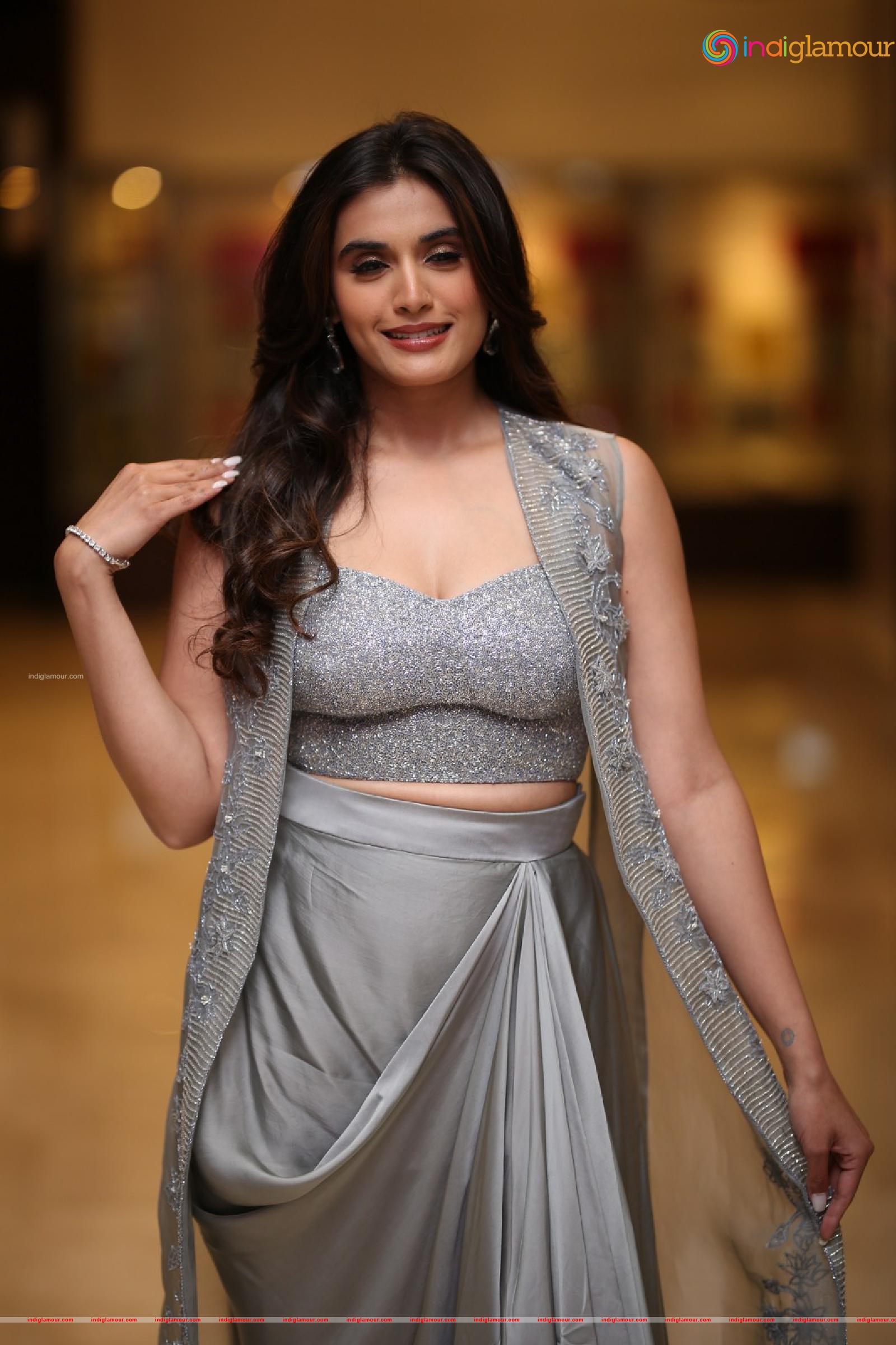 Divyansha Kaushik Actress hd photo