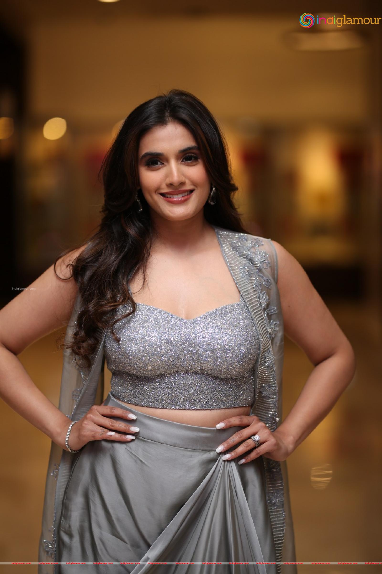 Divyansha Kaushik Actress hd photo
