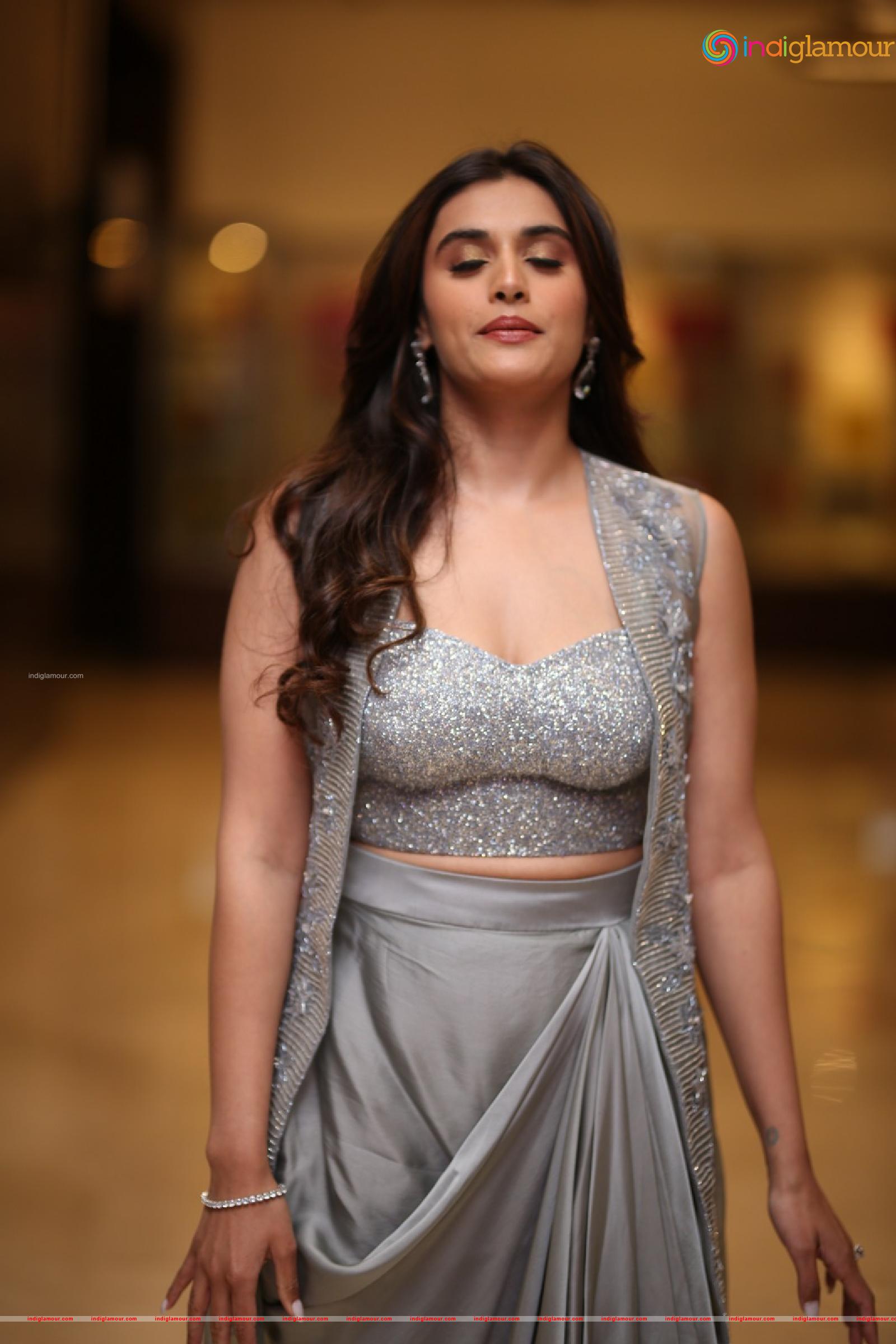 Divyansha Kaushik Actress hd photo