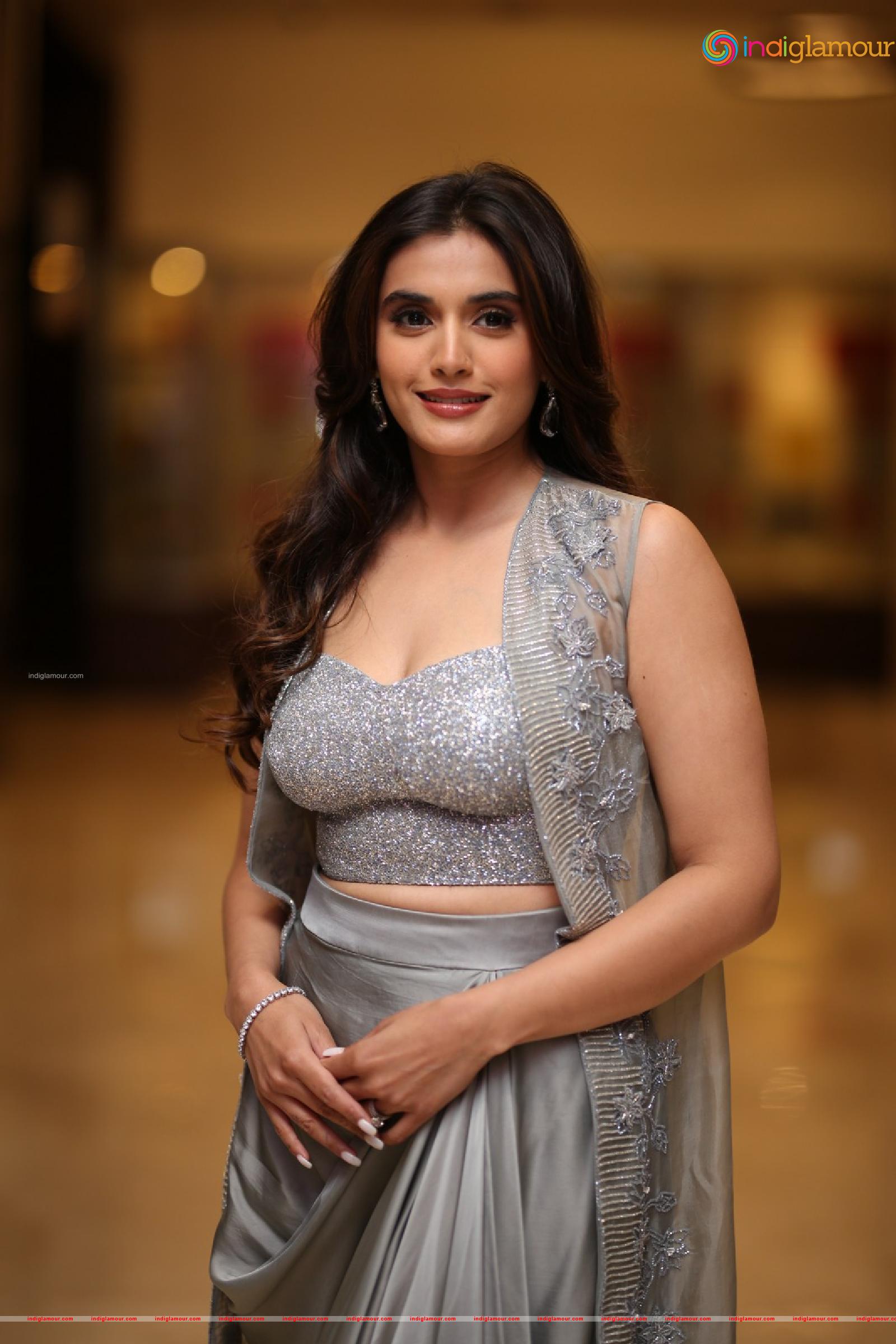 Divyansha Kaushik Actress hd photo