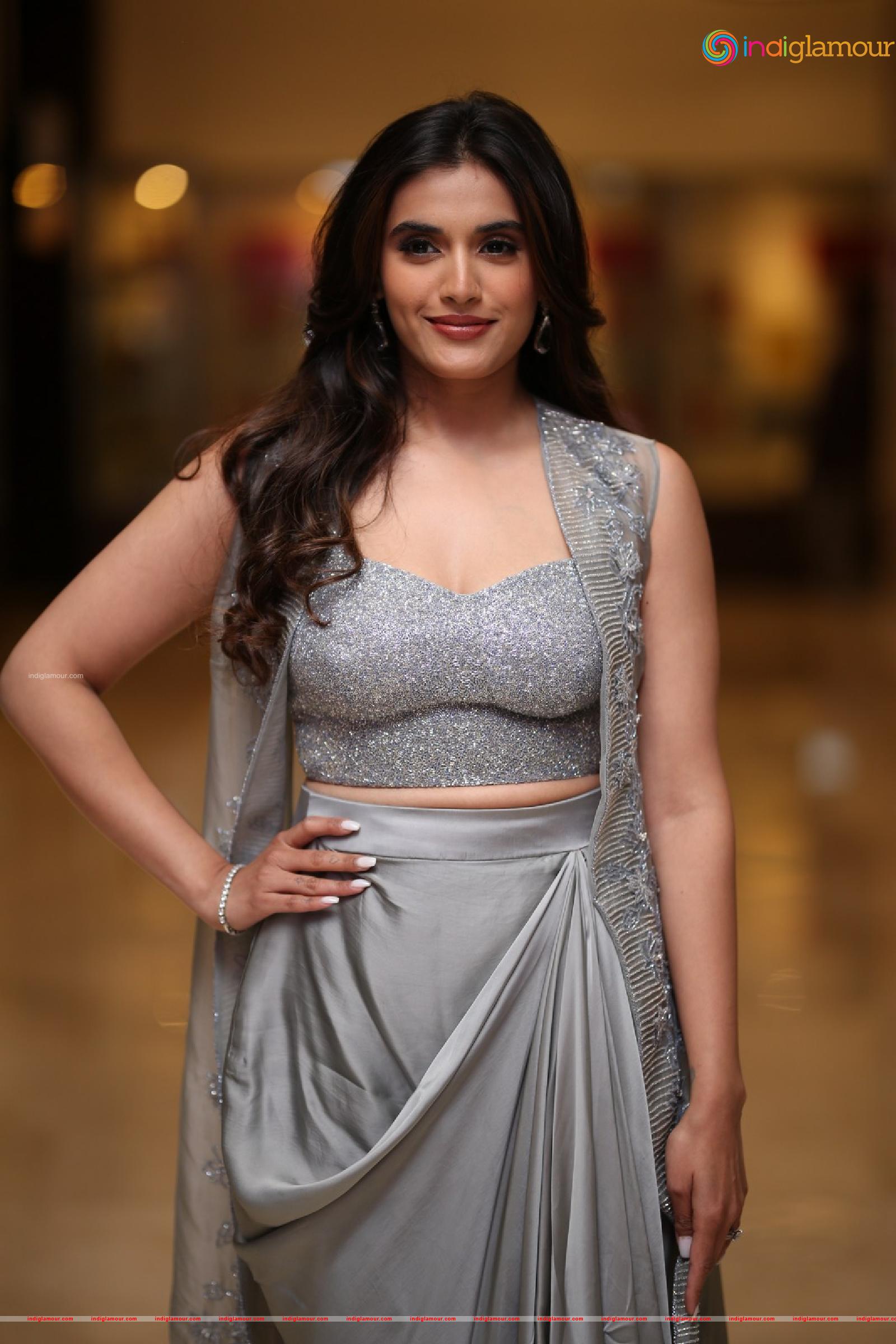Divyansha Kaushik Actress hd photo