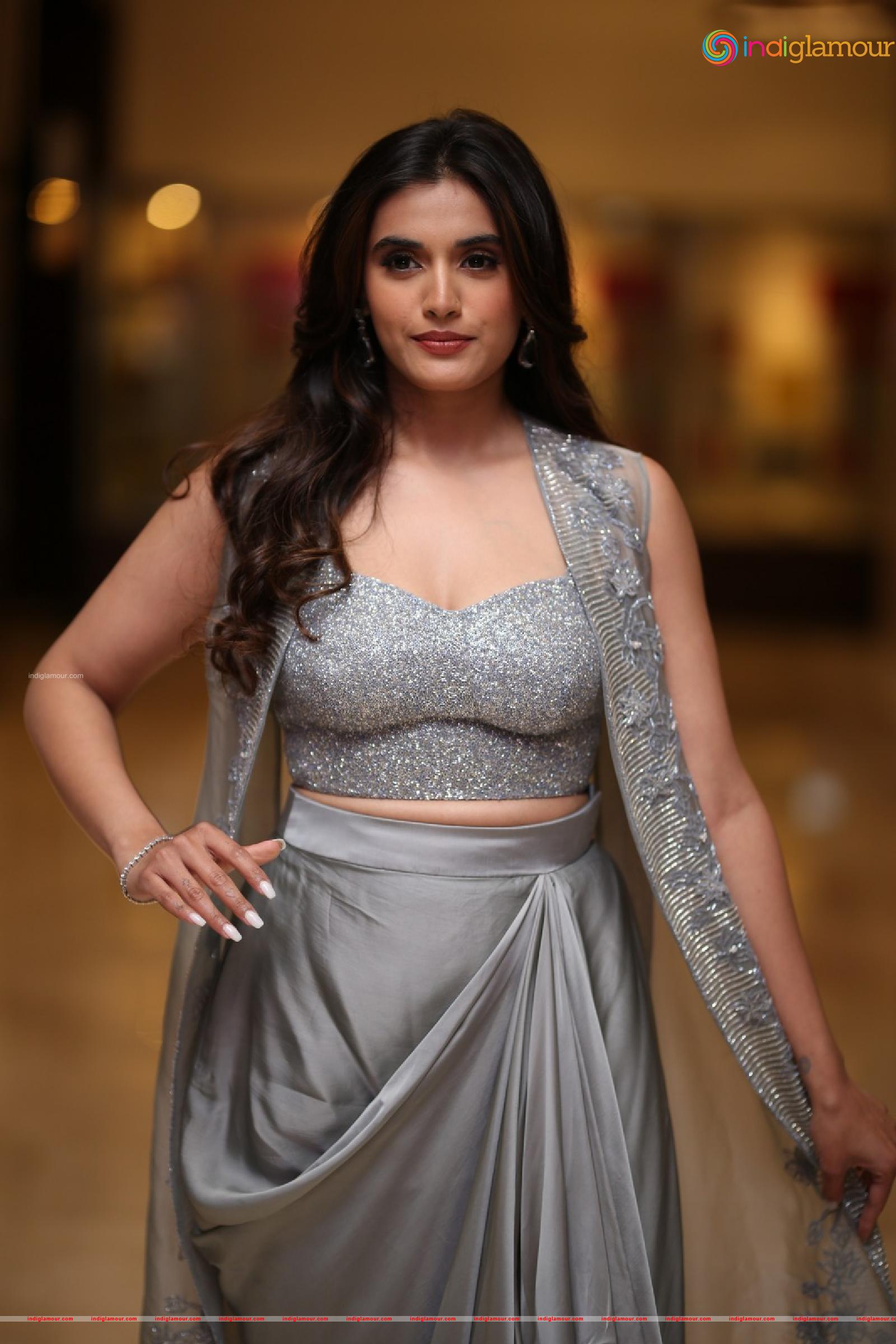Divyansha Kaushik Actress hd photo