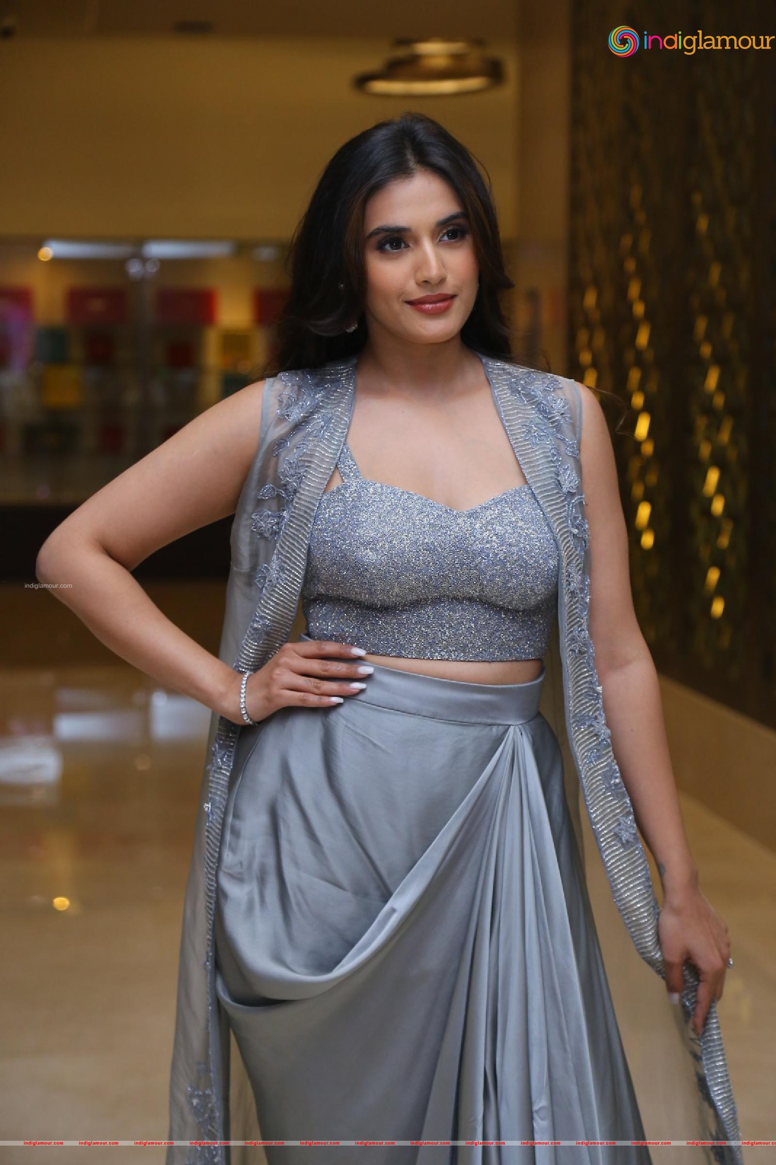 Divyansha Kaushik Actress hd photo