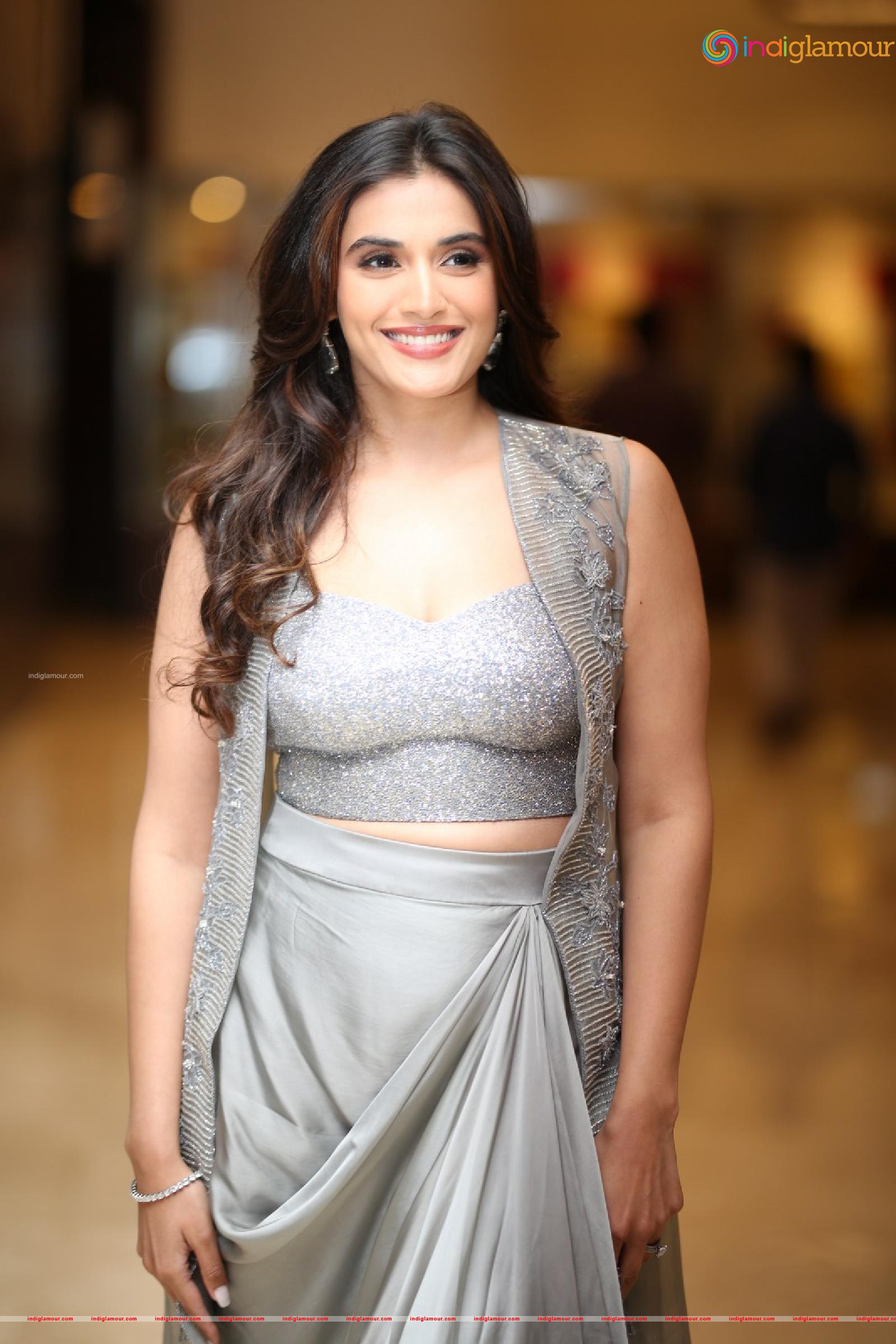 Divyansha Kaushik Actress hd photo