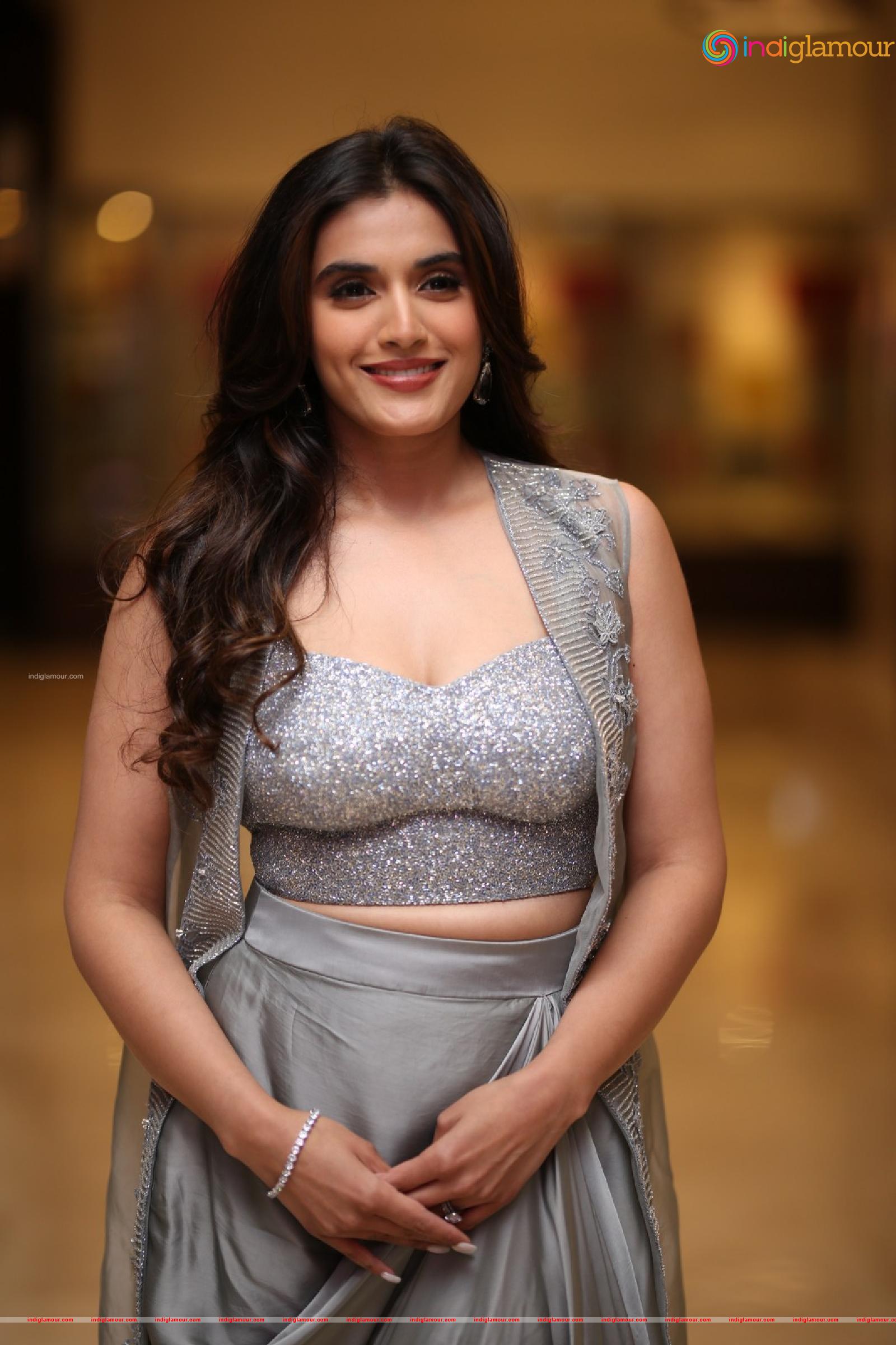 Divyansha Kaushik Actress hd photo