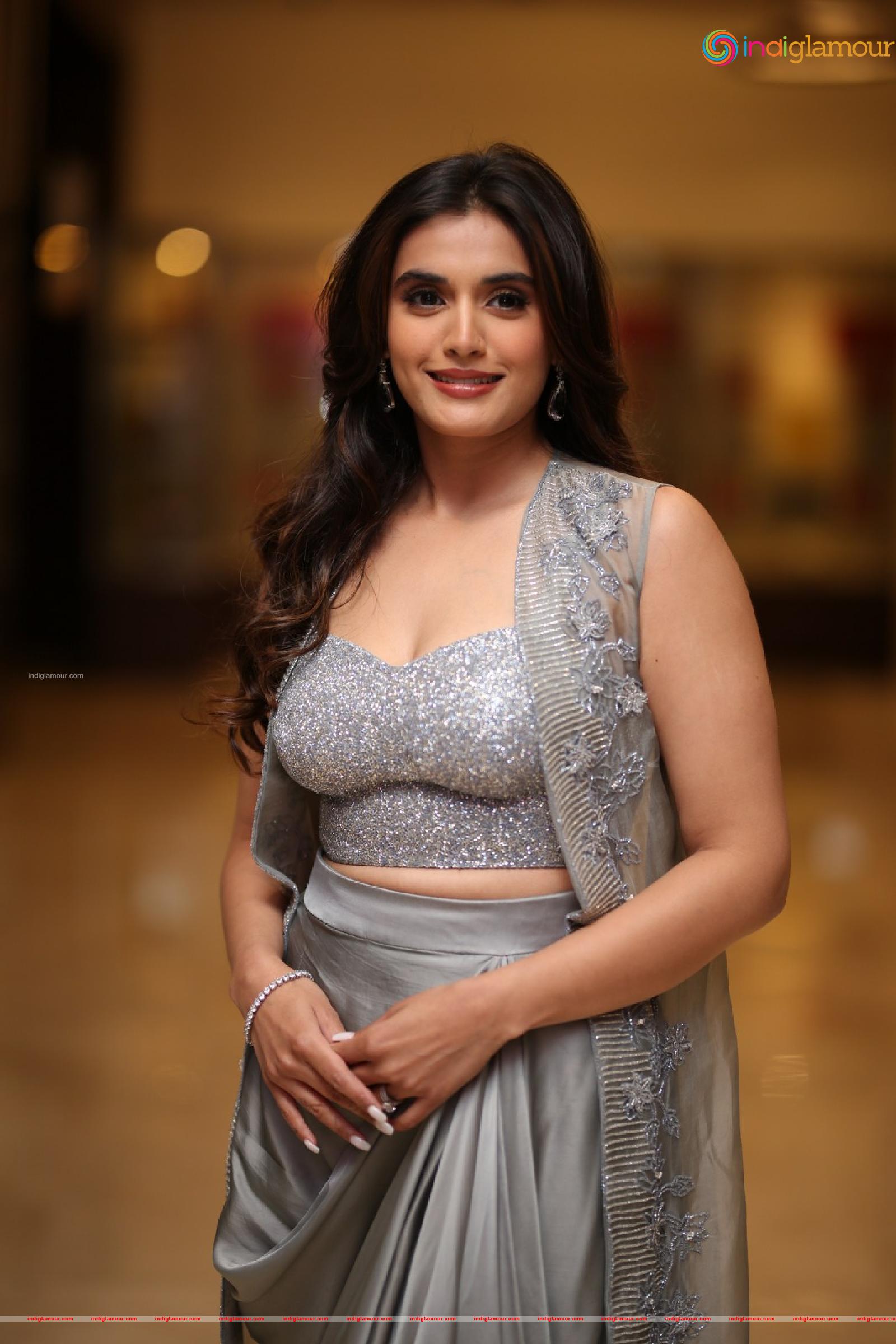 Divyansha Kaushik Actress hd photo