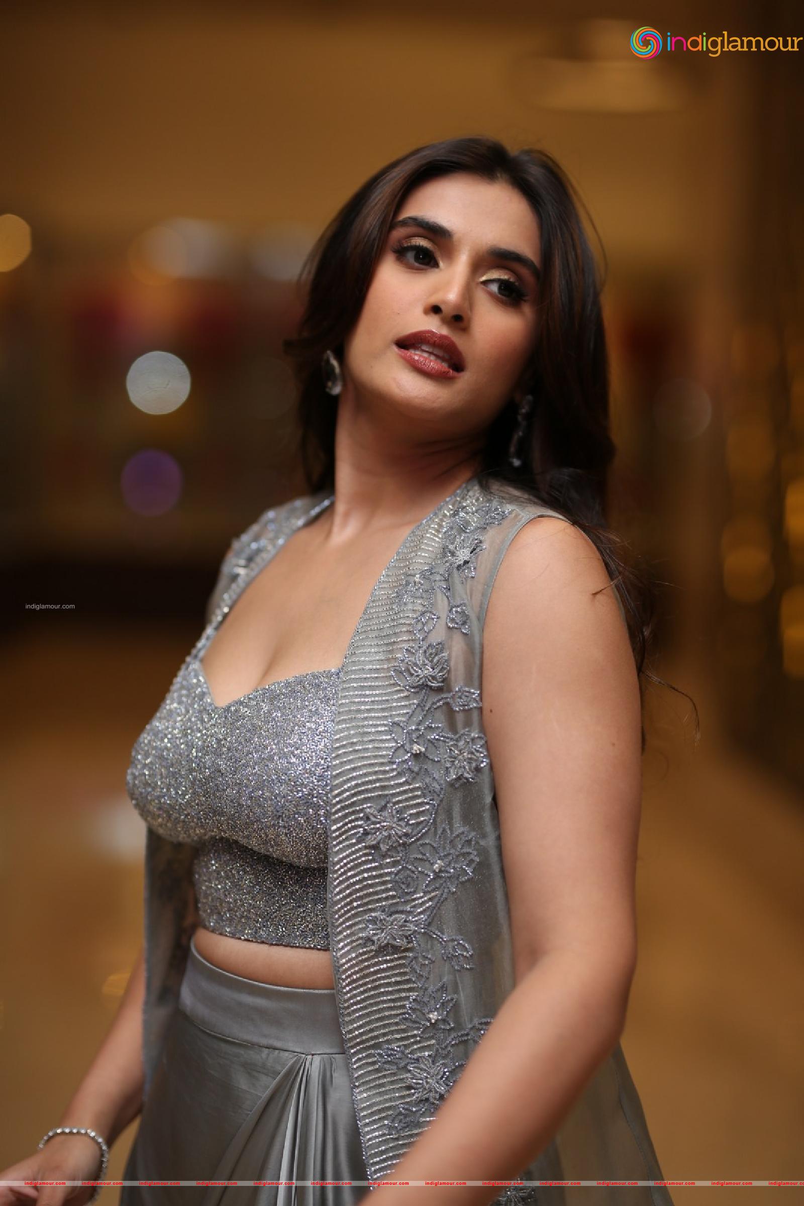 Divyansha Kaushik Actress hd photo