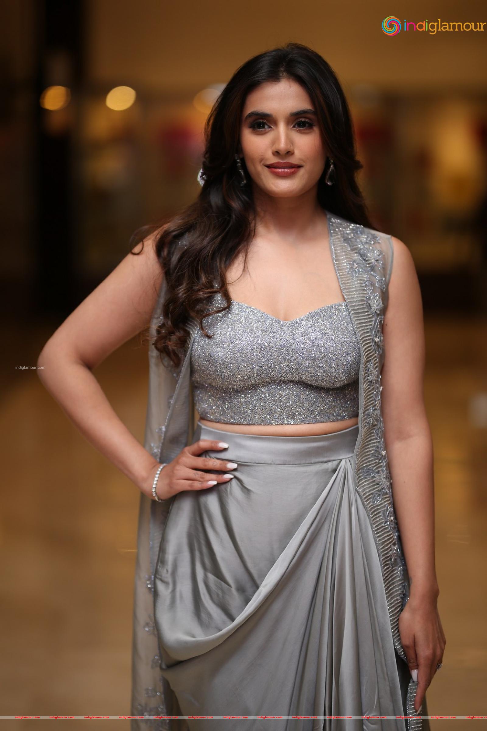 Divyansha Kaushik Actress hd photo