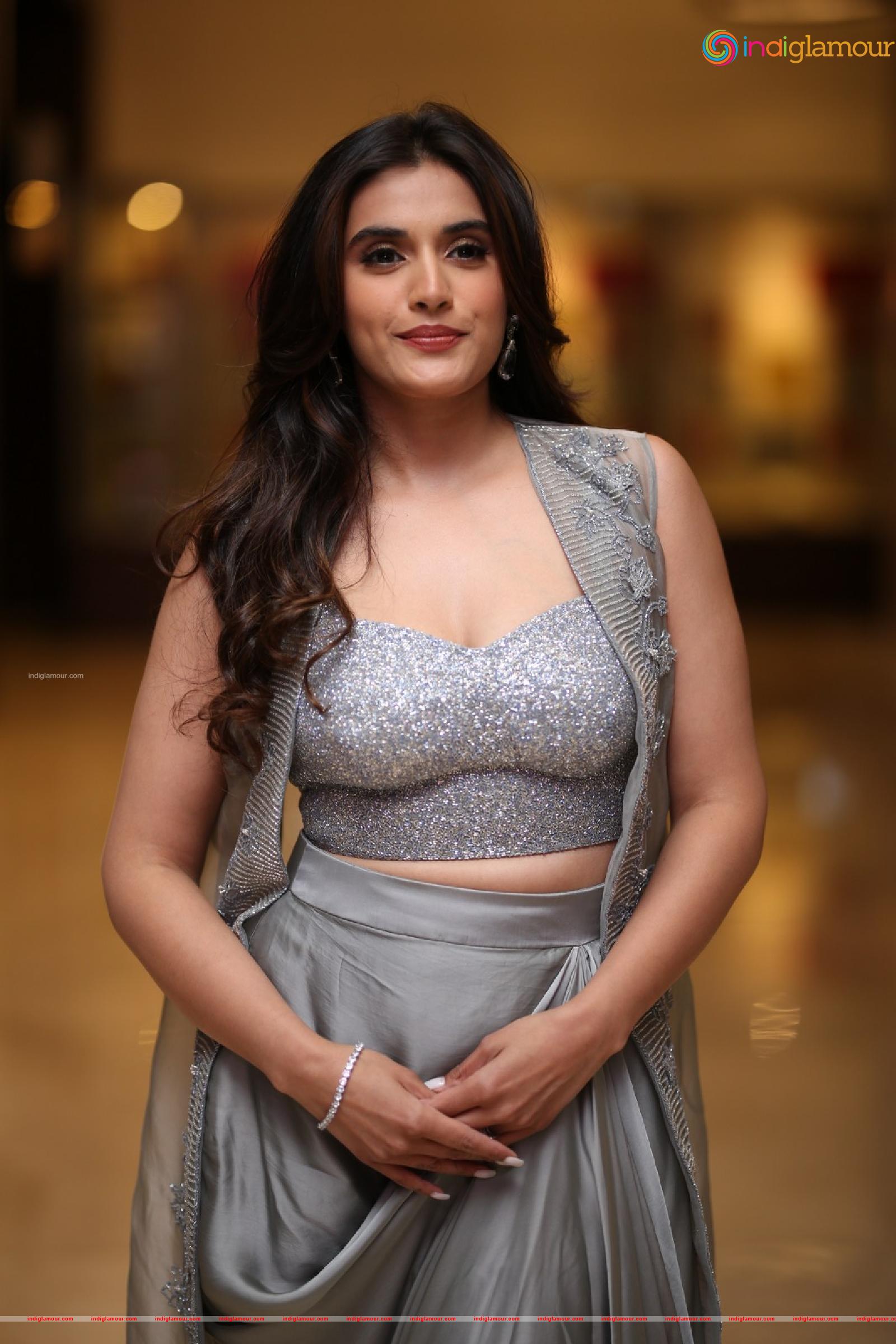 Divyansha Kaushik Actress hd photo