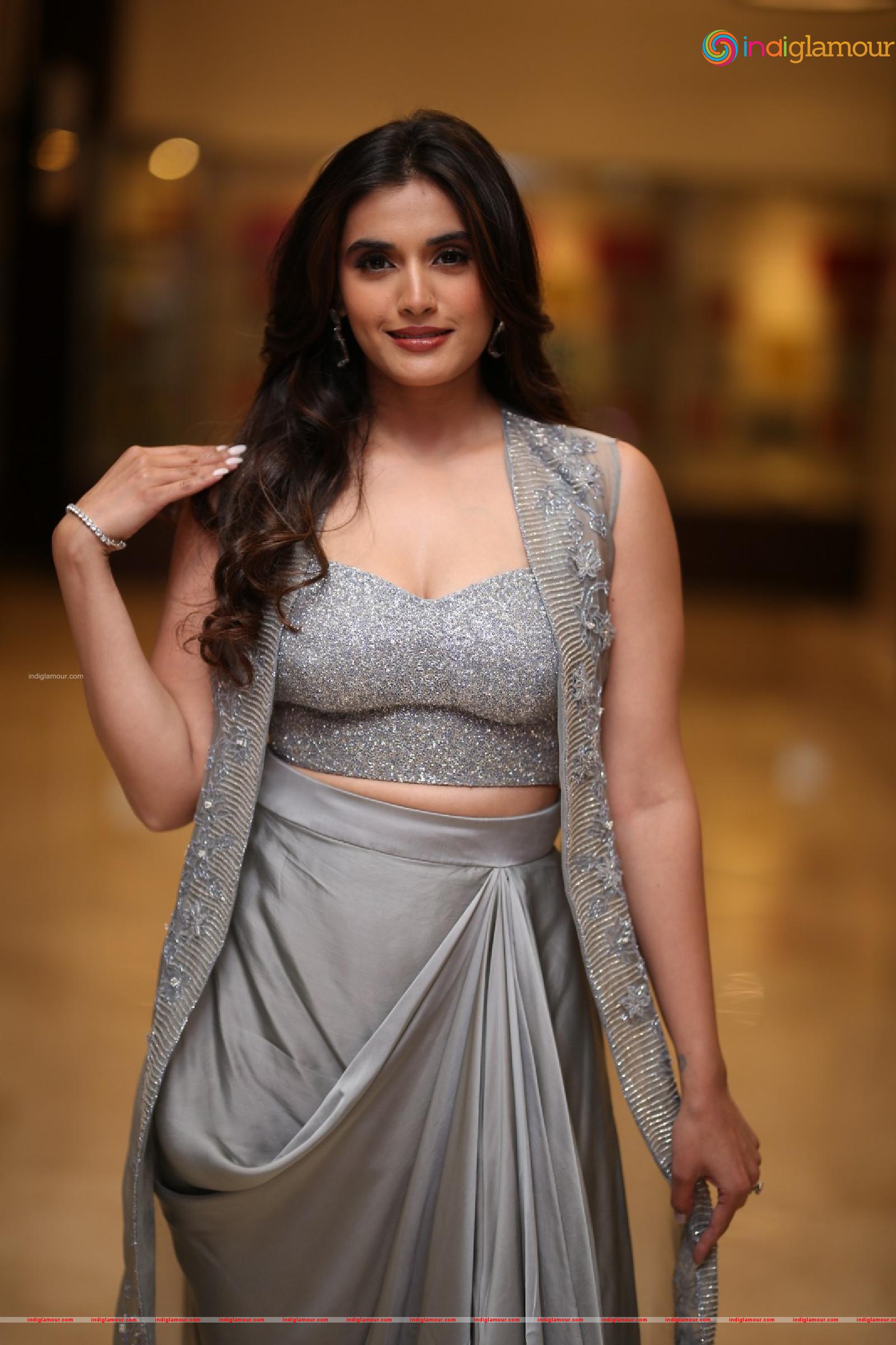 Divyansha Kaushik Actress hd photo