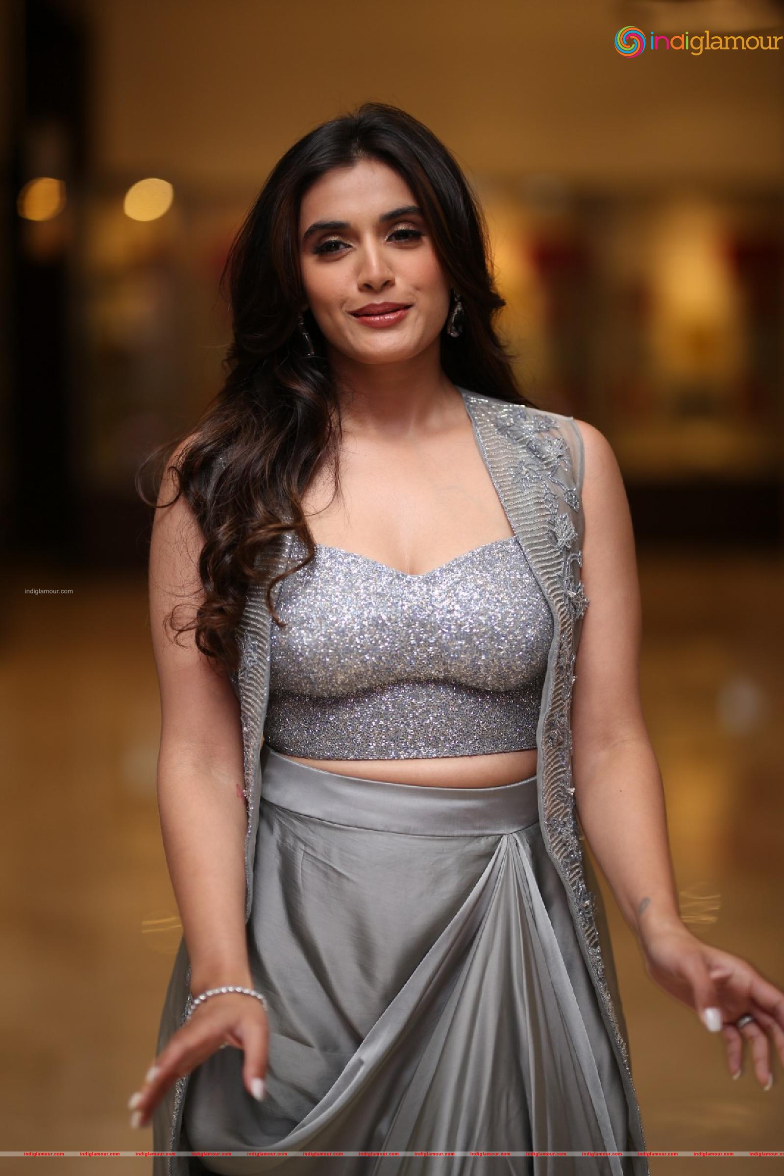 Divyansha Kaushik Actress hd photo