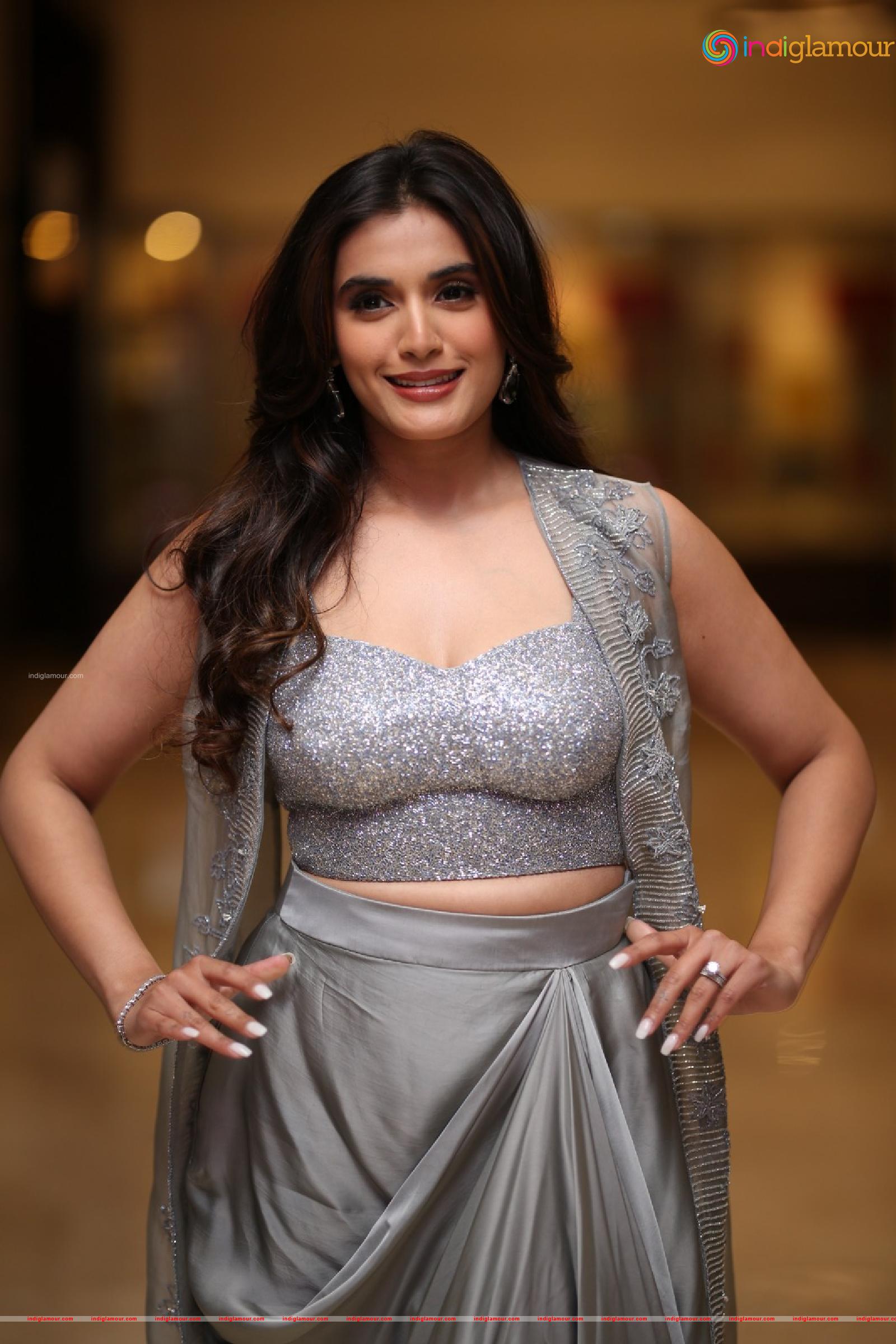 Divyansha Kaushik Actress hd photo