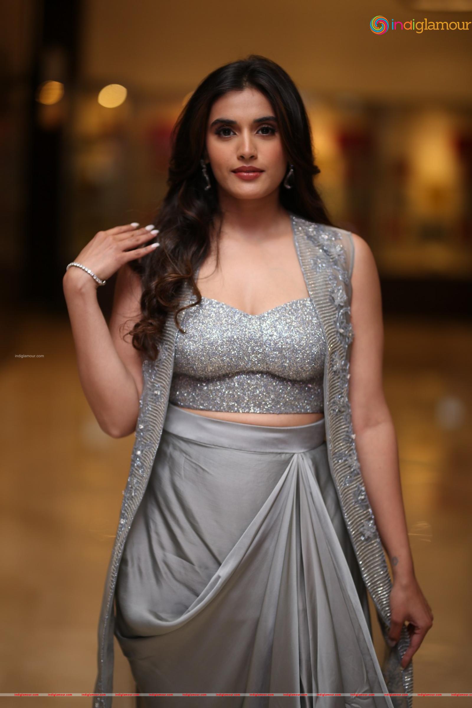 Divyansha Kaushik Actress hd photo