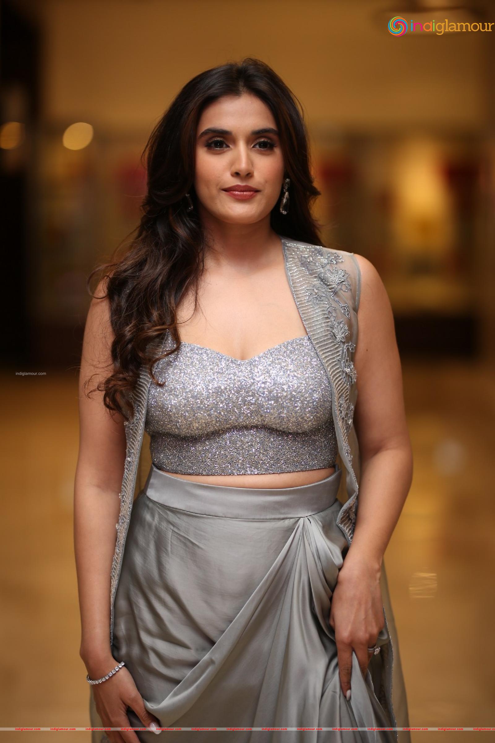 Divyansha Kaushik Actress hd photo