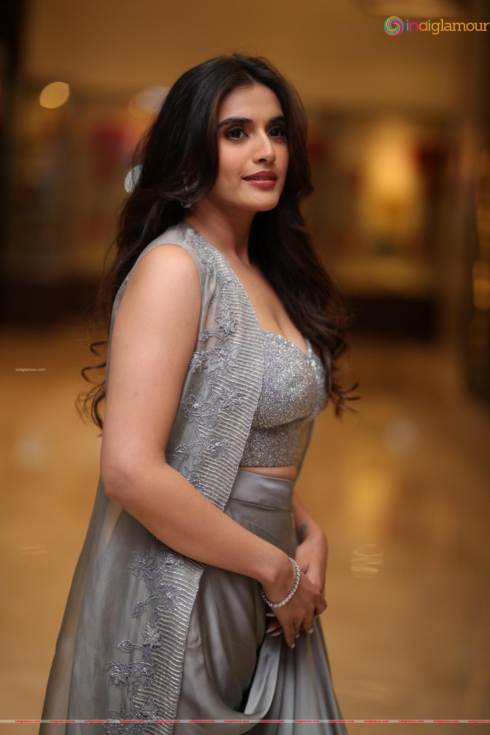 Divyansha Kaushik Actress hd photo