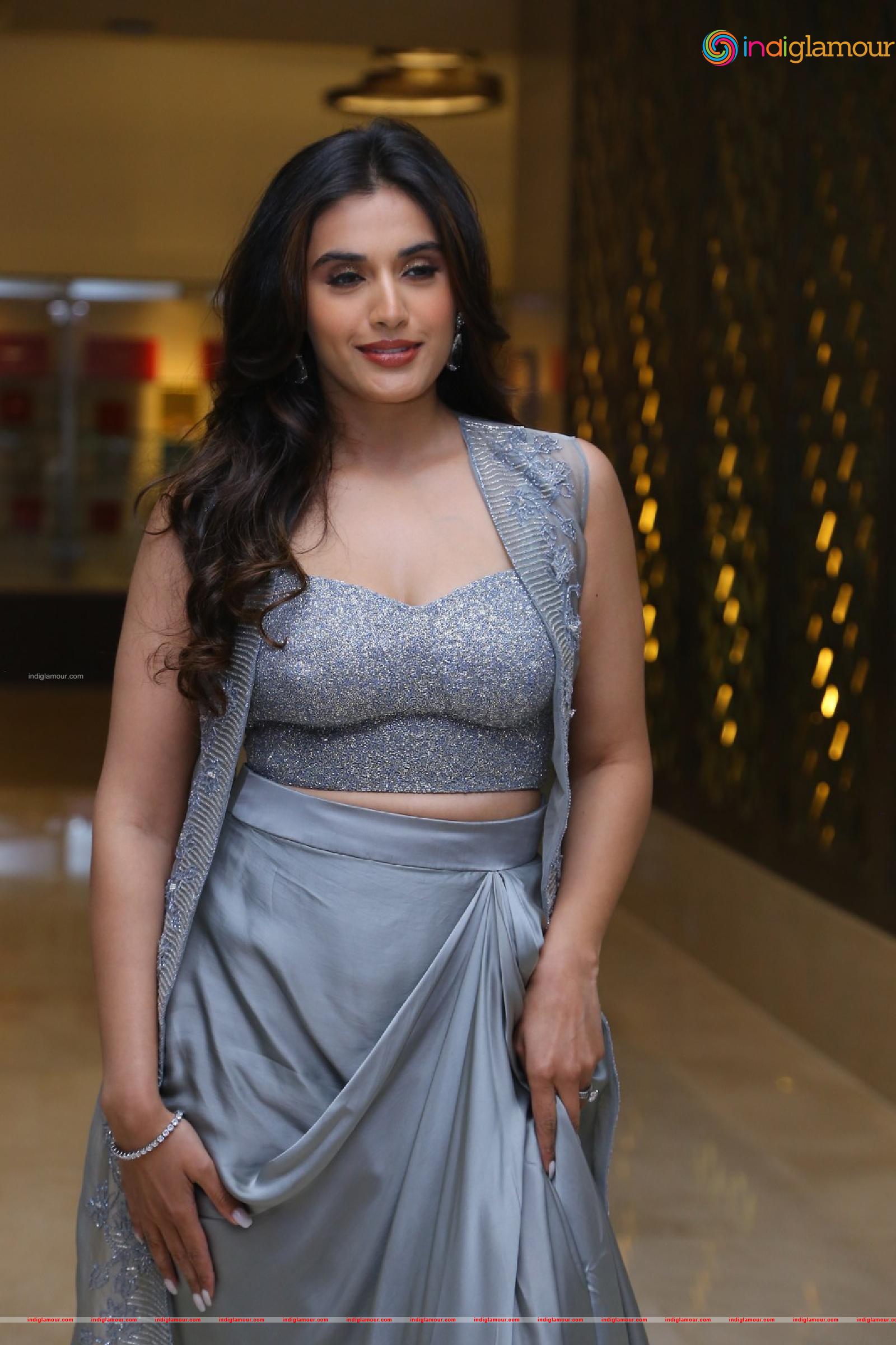 Divyansha Kaushik Actress hd photo