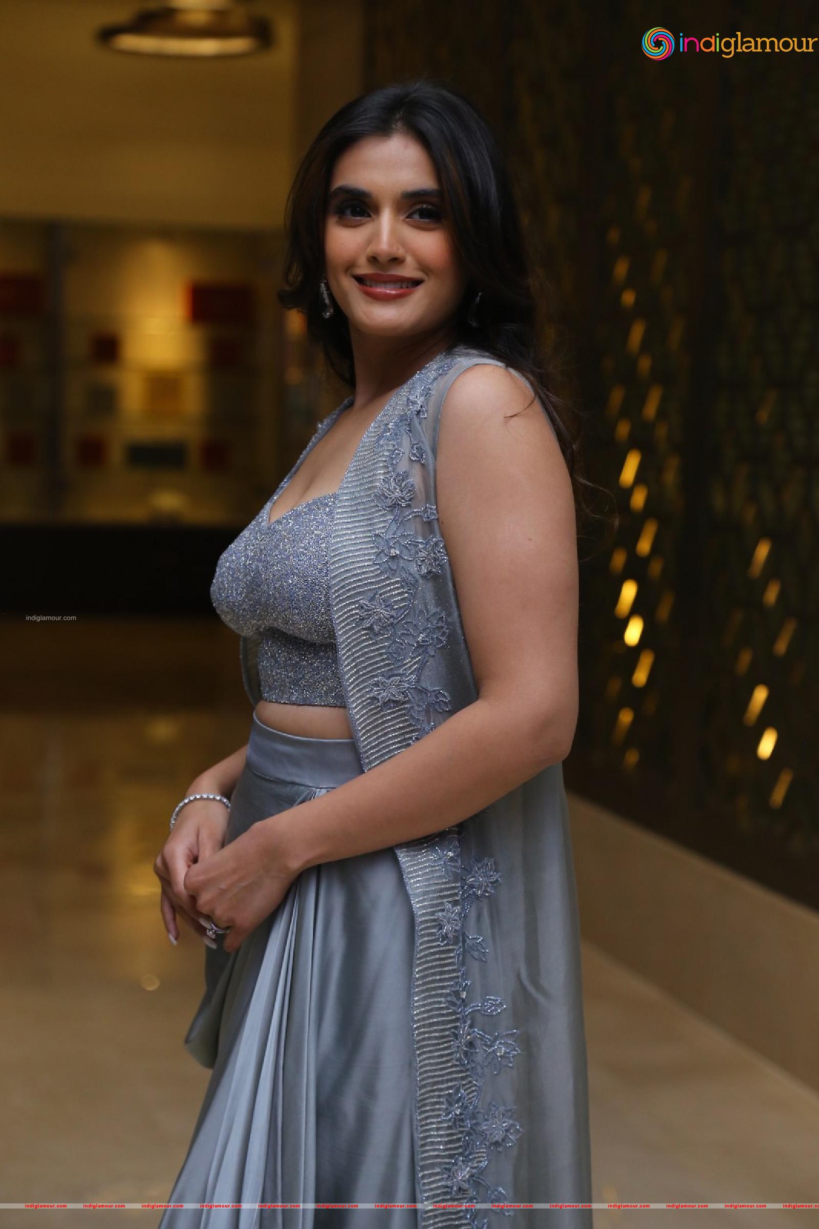 Divyansha Kaushik Actress hd photo