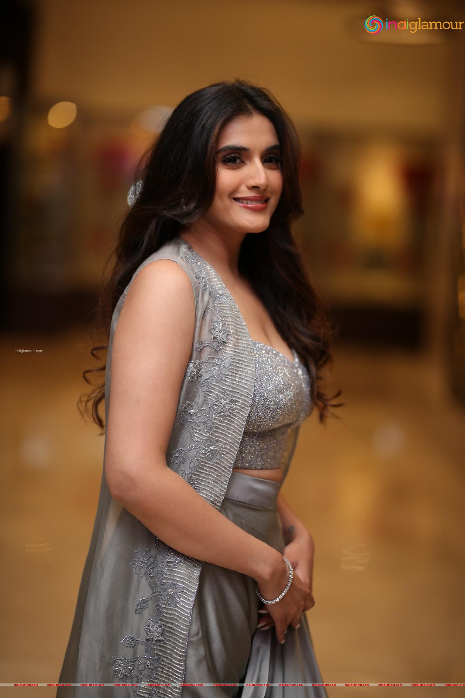 Divyansha Kaushik Actress hd photo