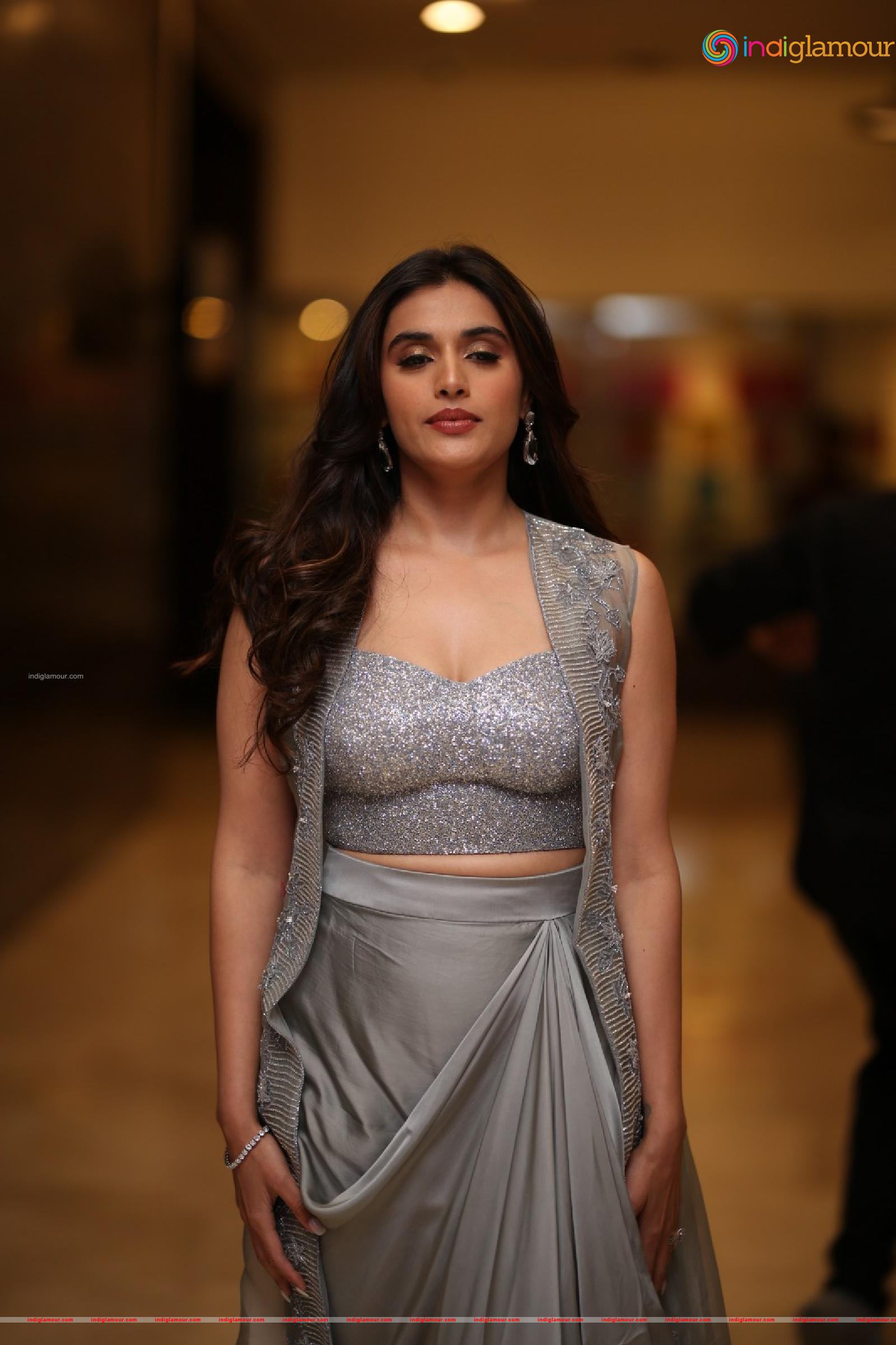 Divyansha Kaushik Actress hd photo