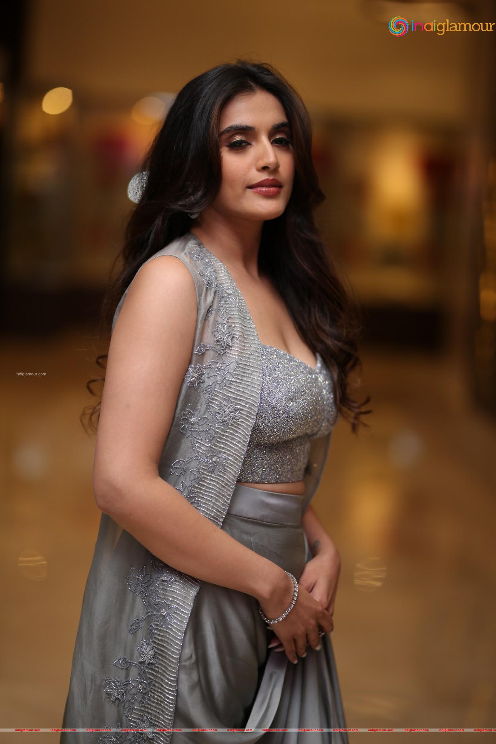 Divyansha Kaushik Actress hd photo