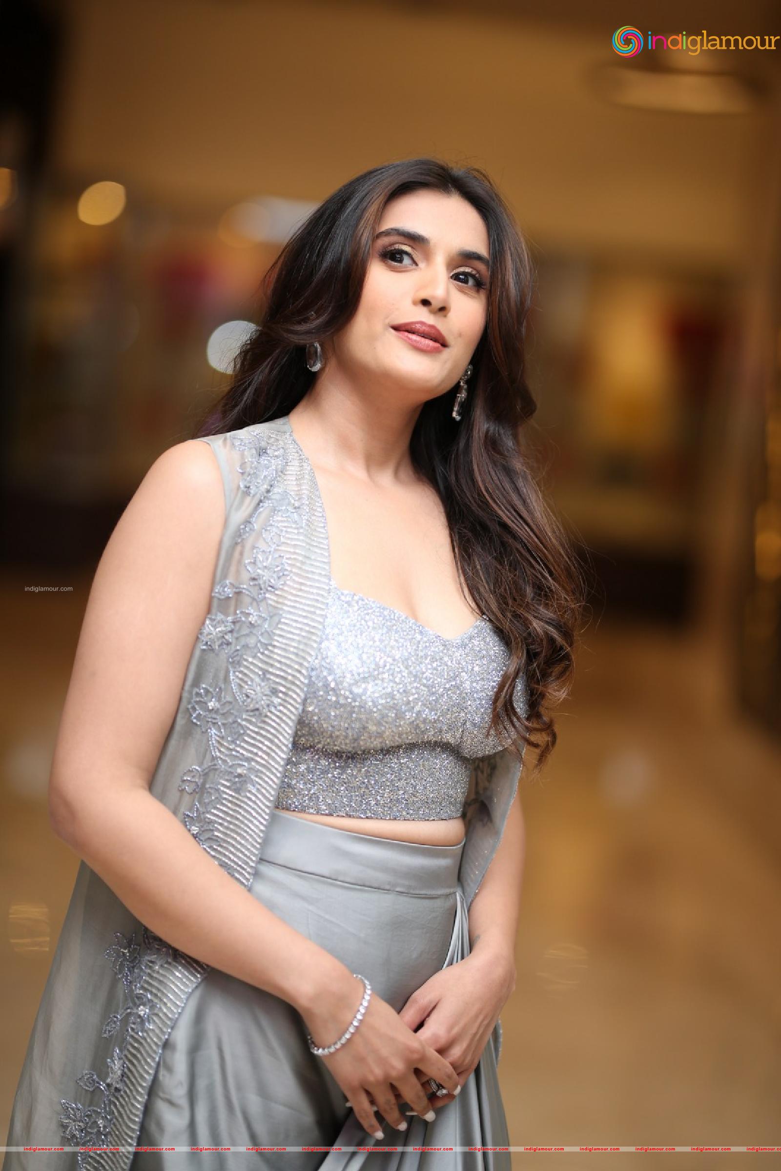 Divyansha Kaushik Actress hd photo