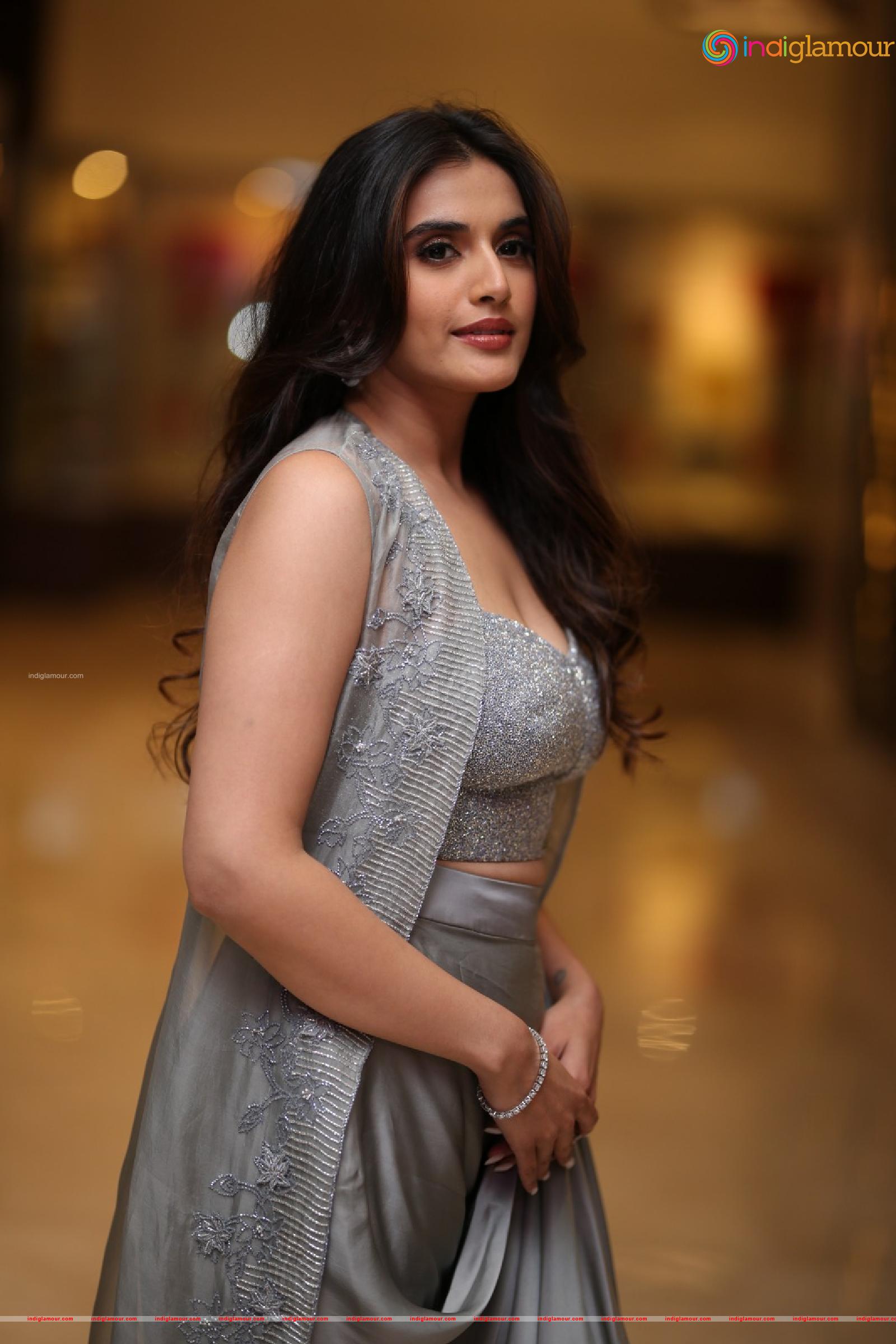 Divyansha Kaushik Actress hd photo