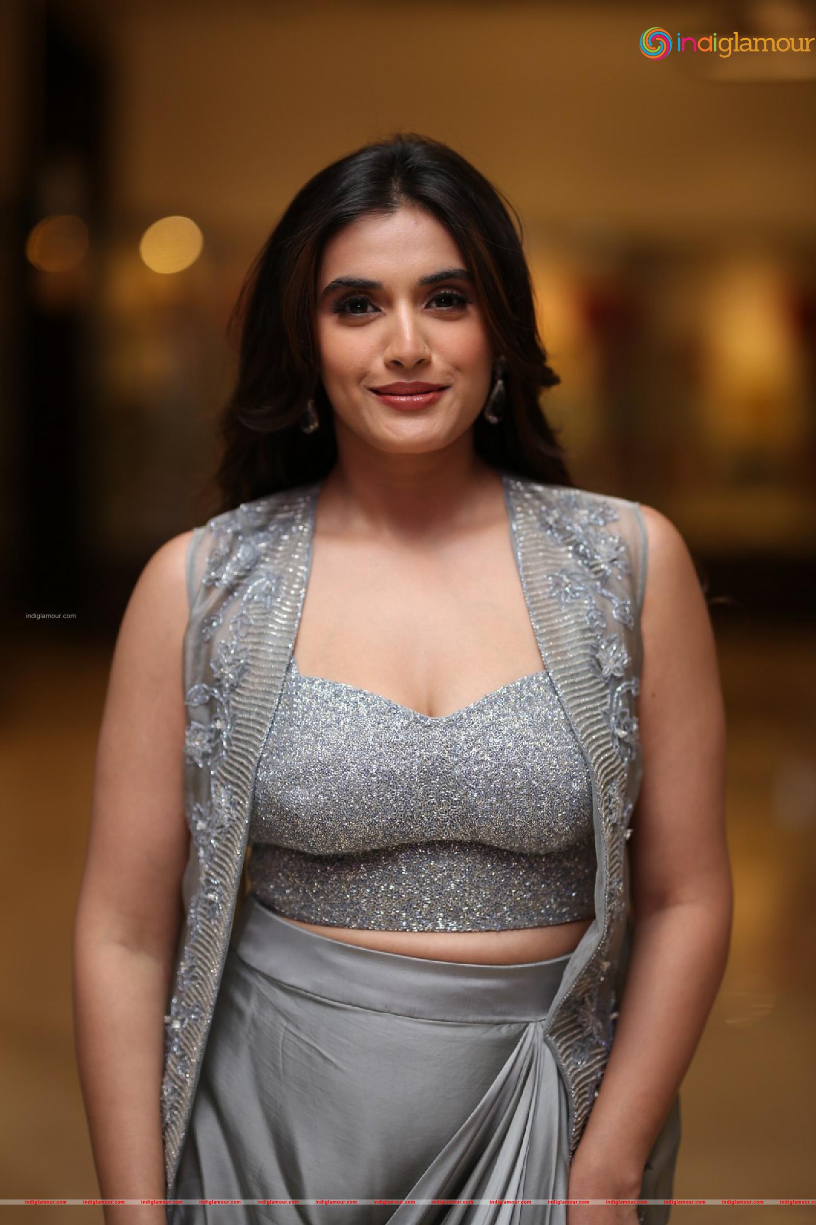 Divyansha Kaushik Actress hd photo