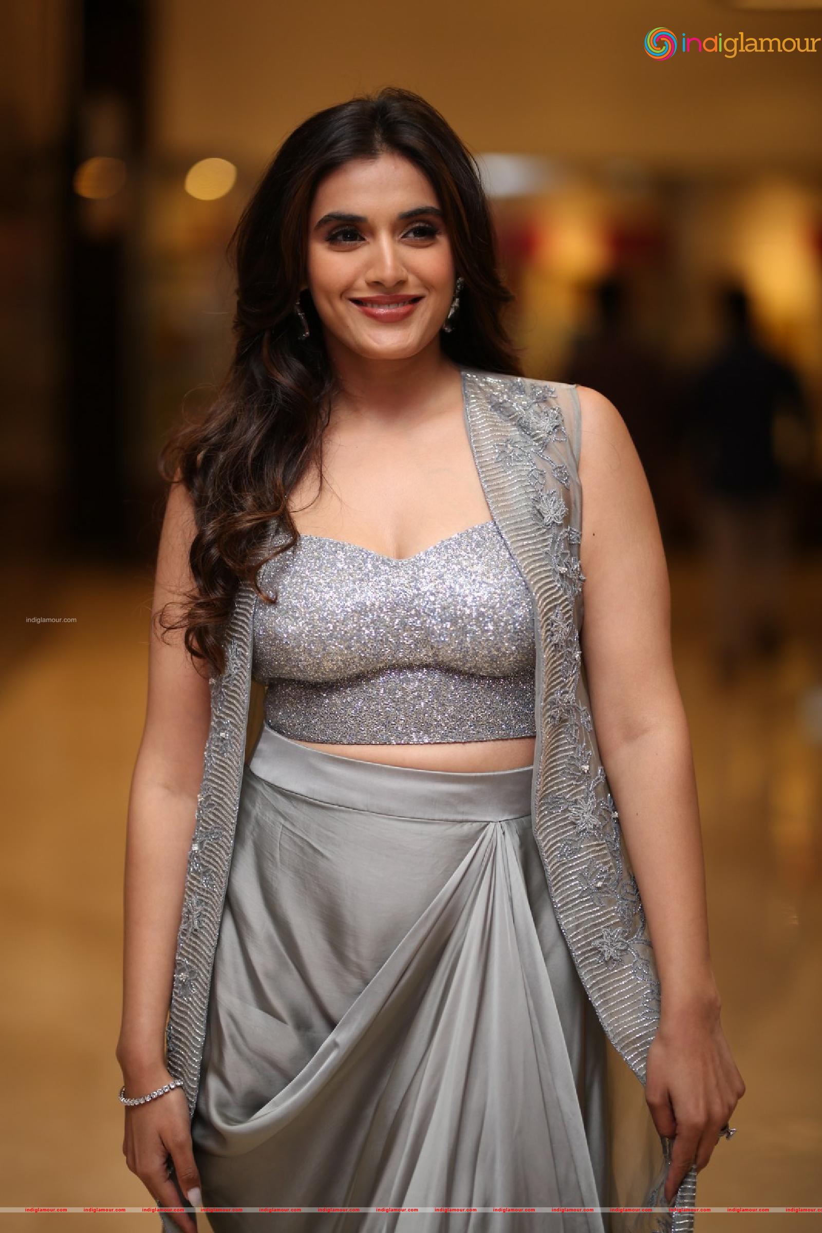 Divyansha Kaushik Actress hd photo