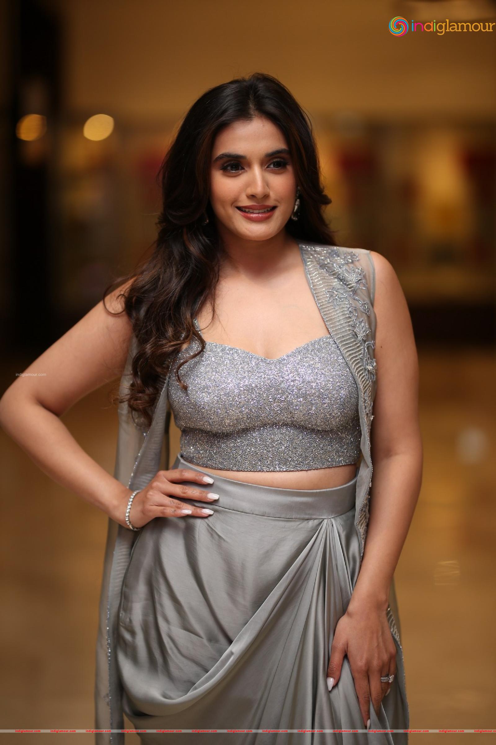 Divyansha Kaushik Actress hd photo