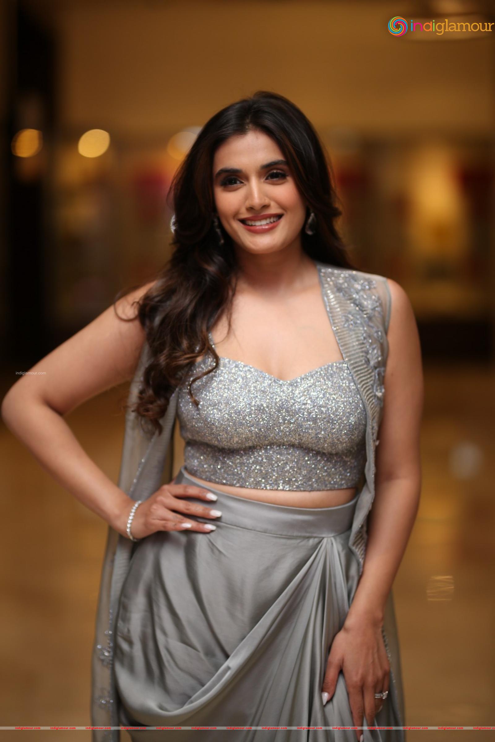 Divyansha Kaushik Actress hd photo