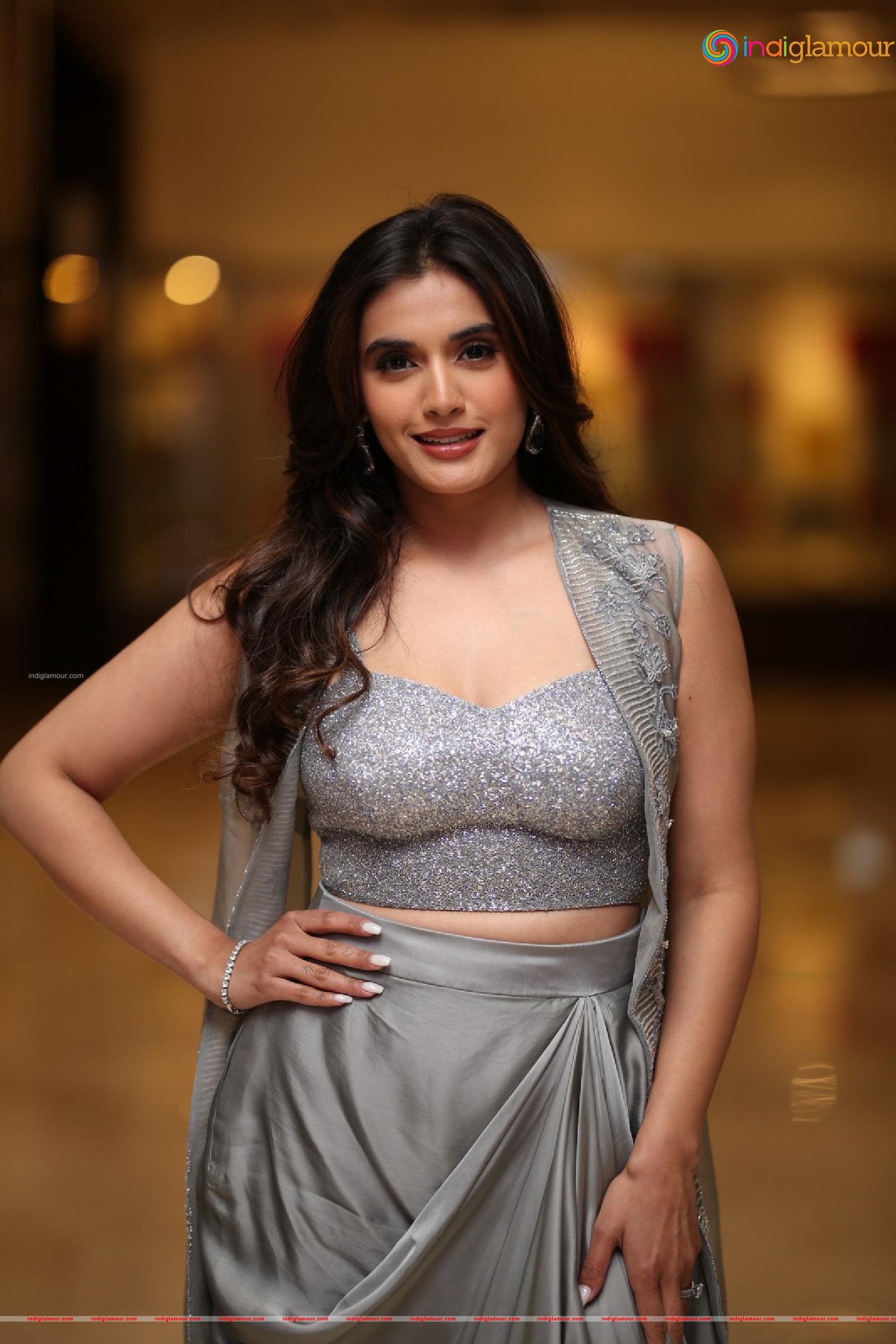 Divyansha Kaushik Actress hd photo