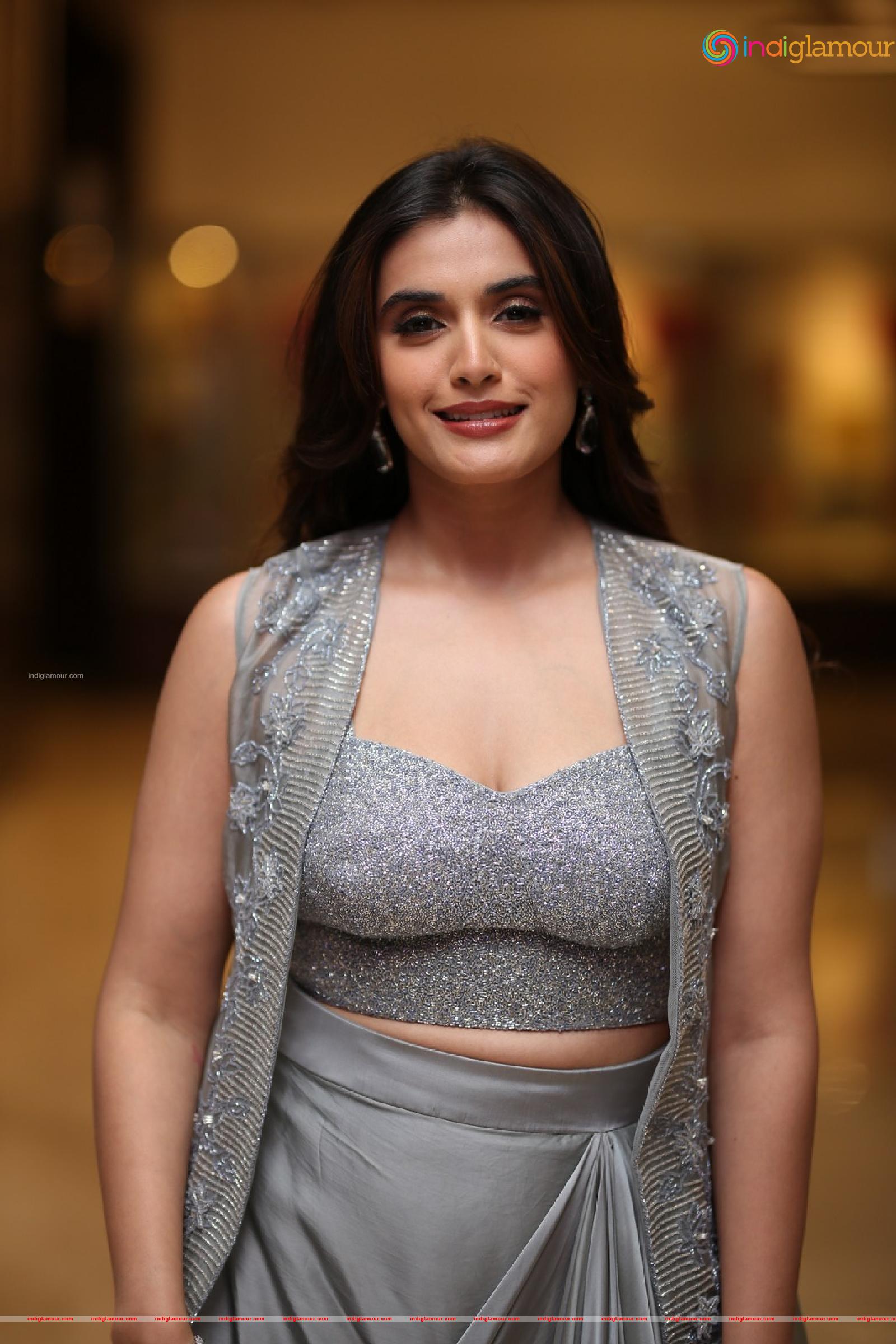 Divyansha Kaushik Actress hd photo