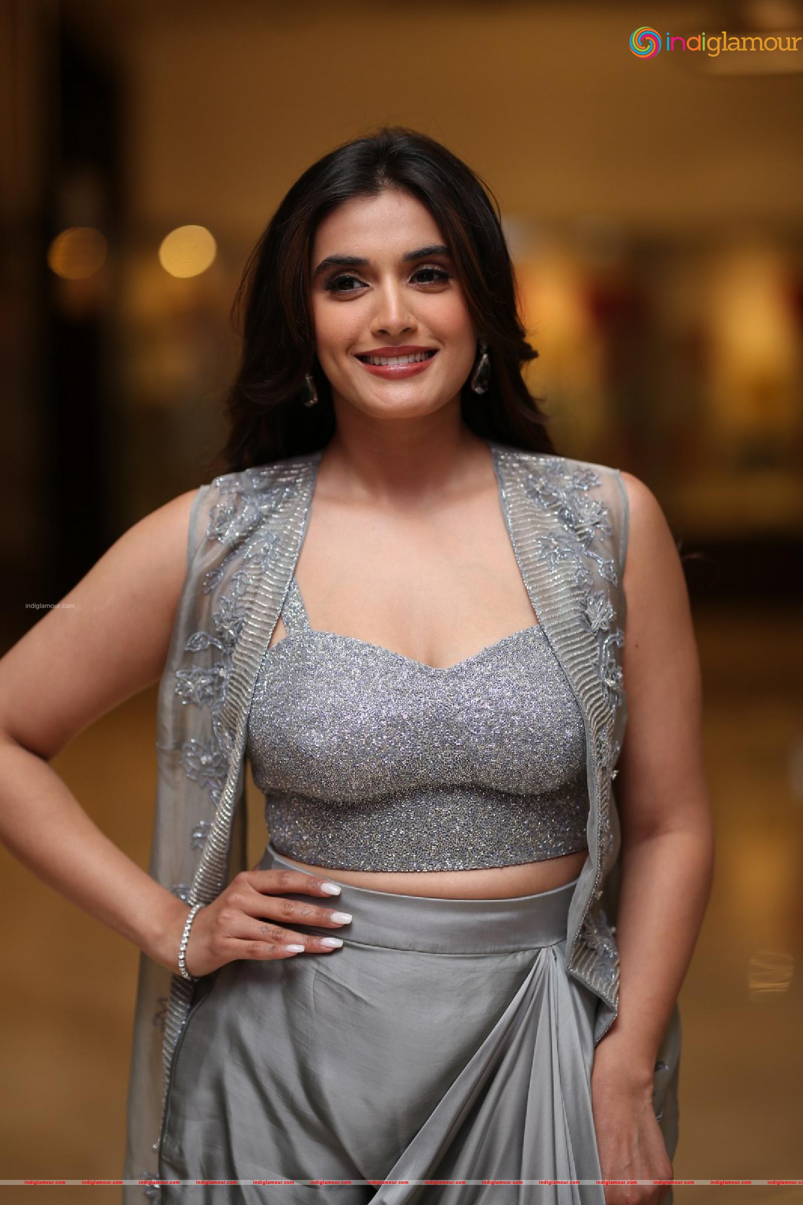 Divyansha Kaushik Actress hd photo