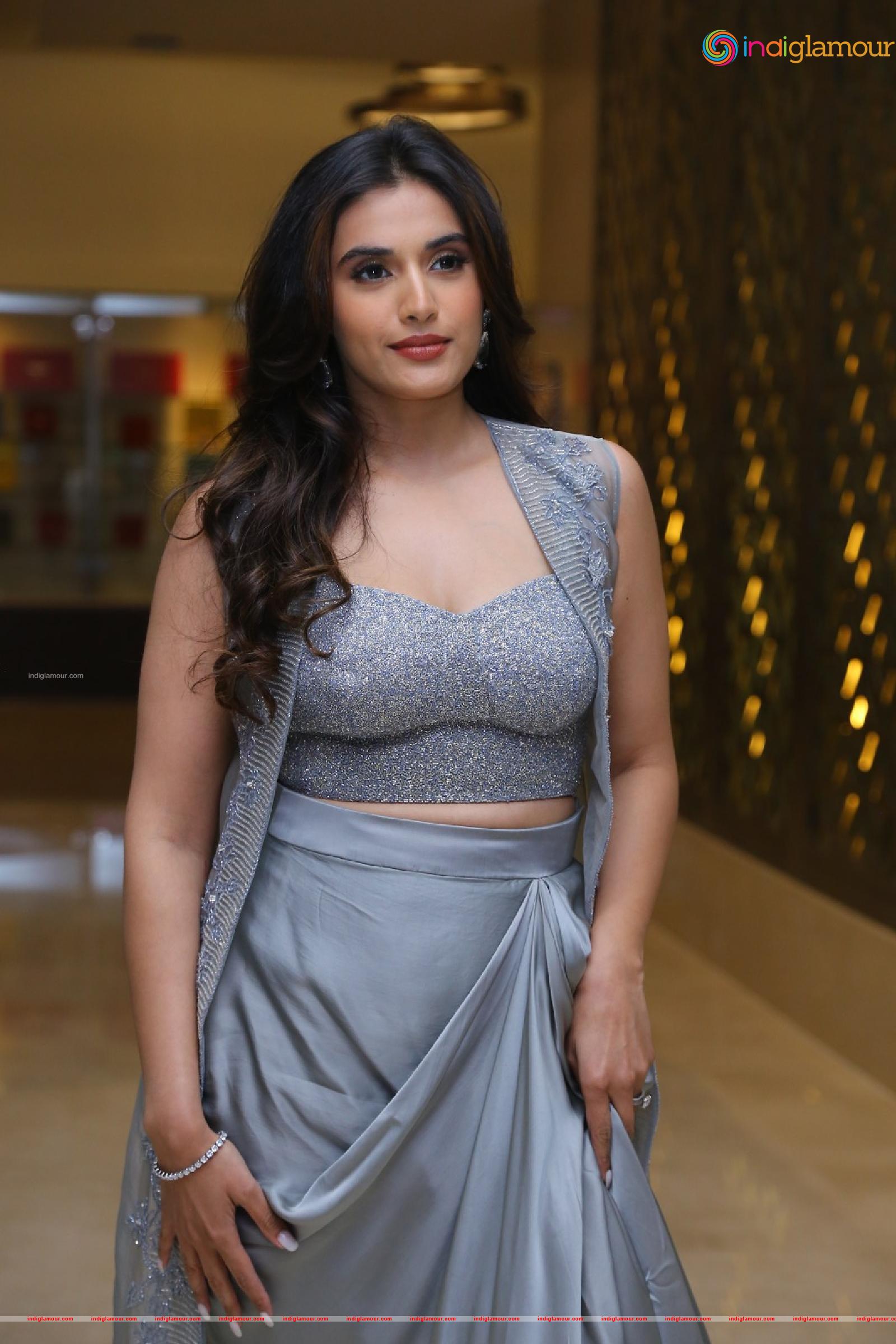 Divyansha Kaushik Actress hd photo