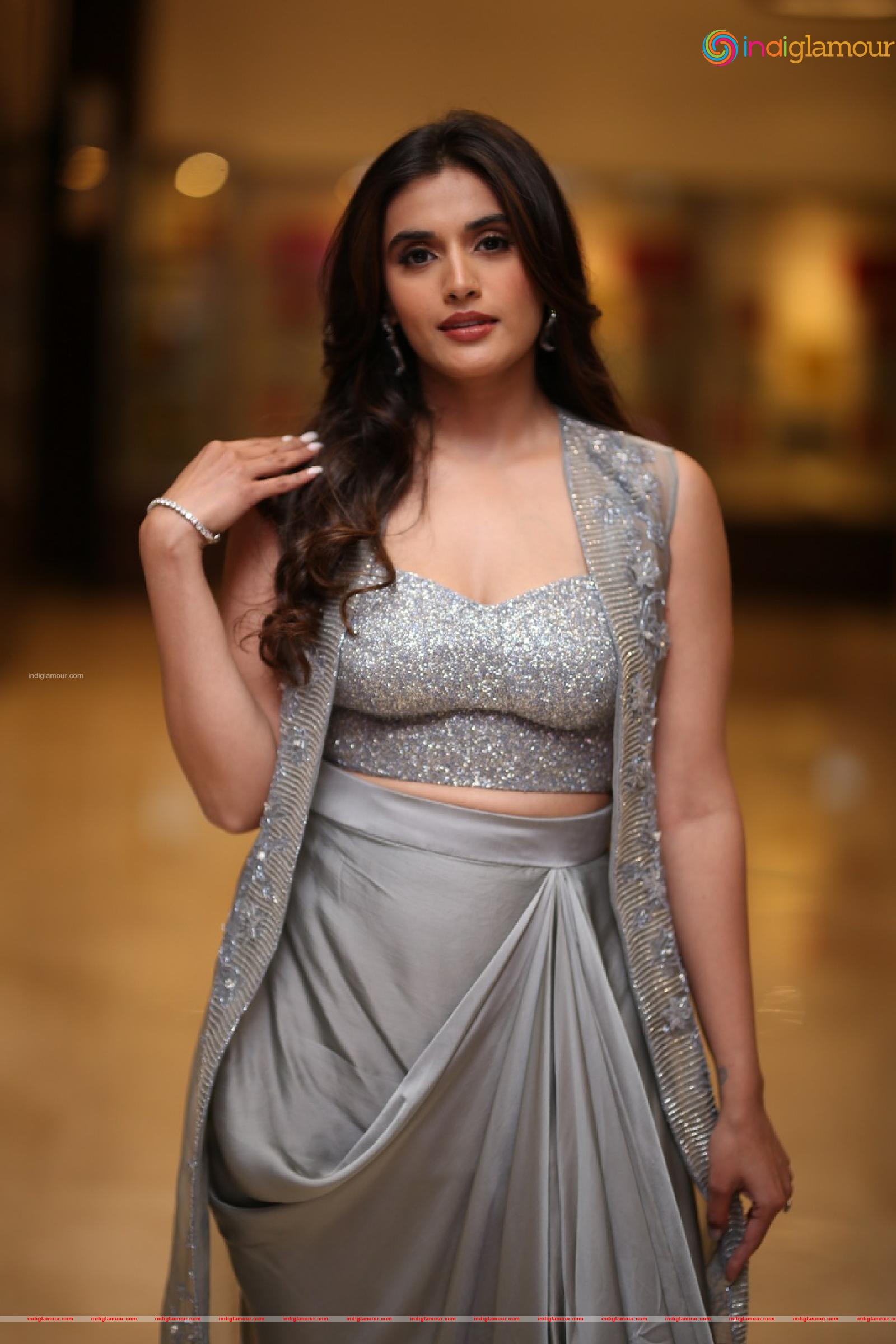 Divyansha Kaushik Actress hd photo