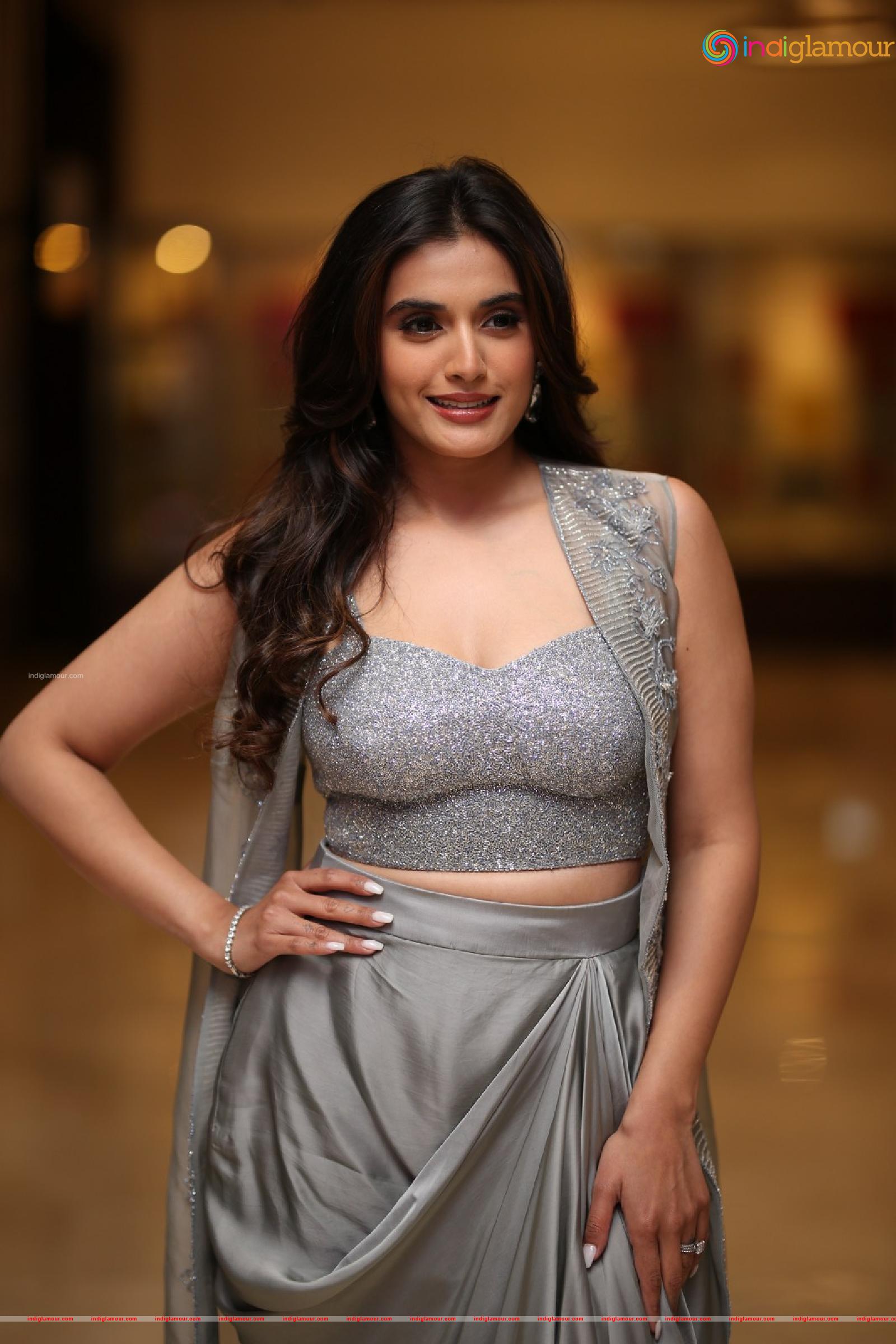Divyansha Kaushik Actress hd photo