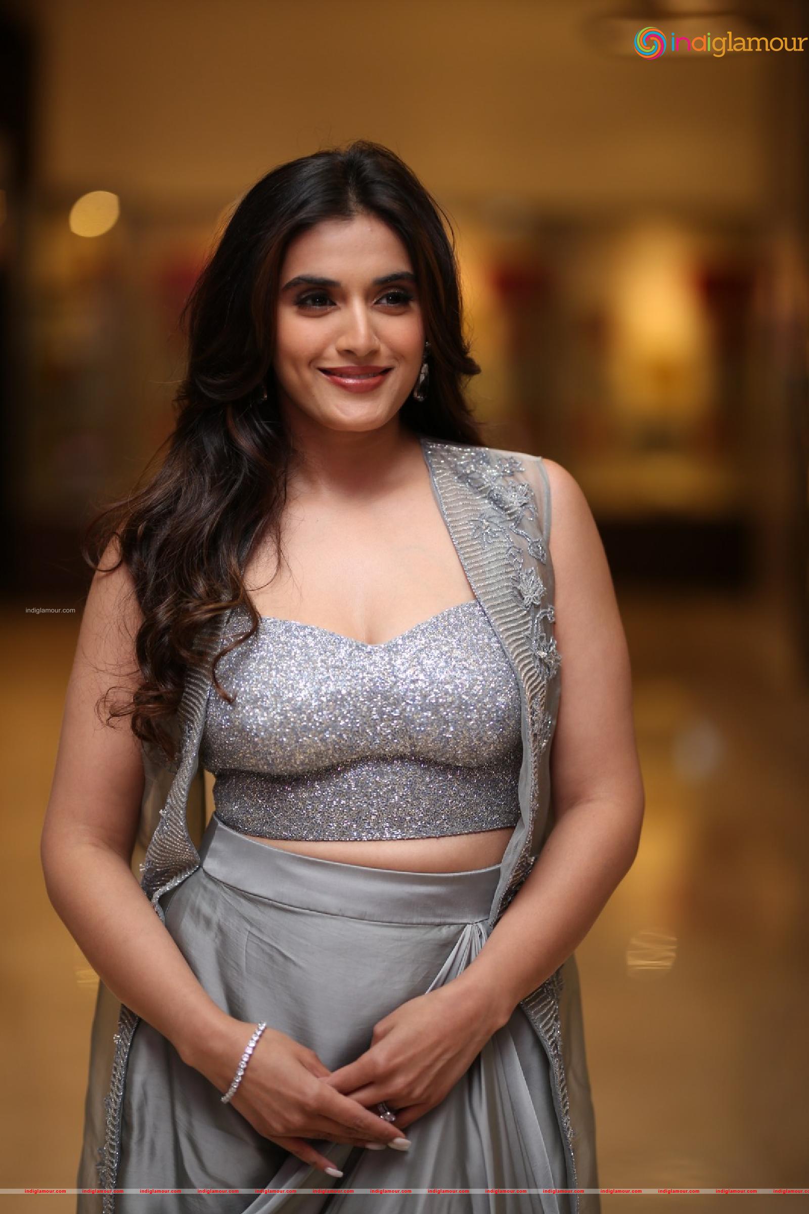 Divyansha Kaushik Actress hd photo
