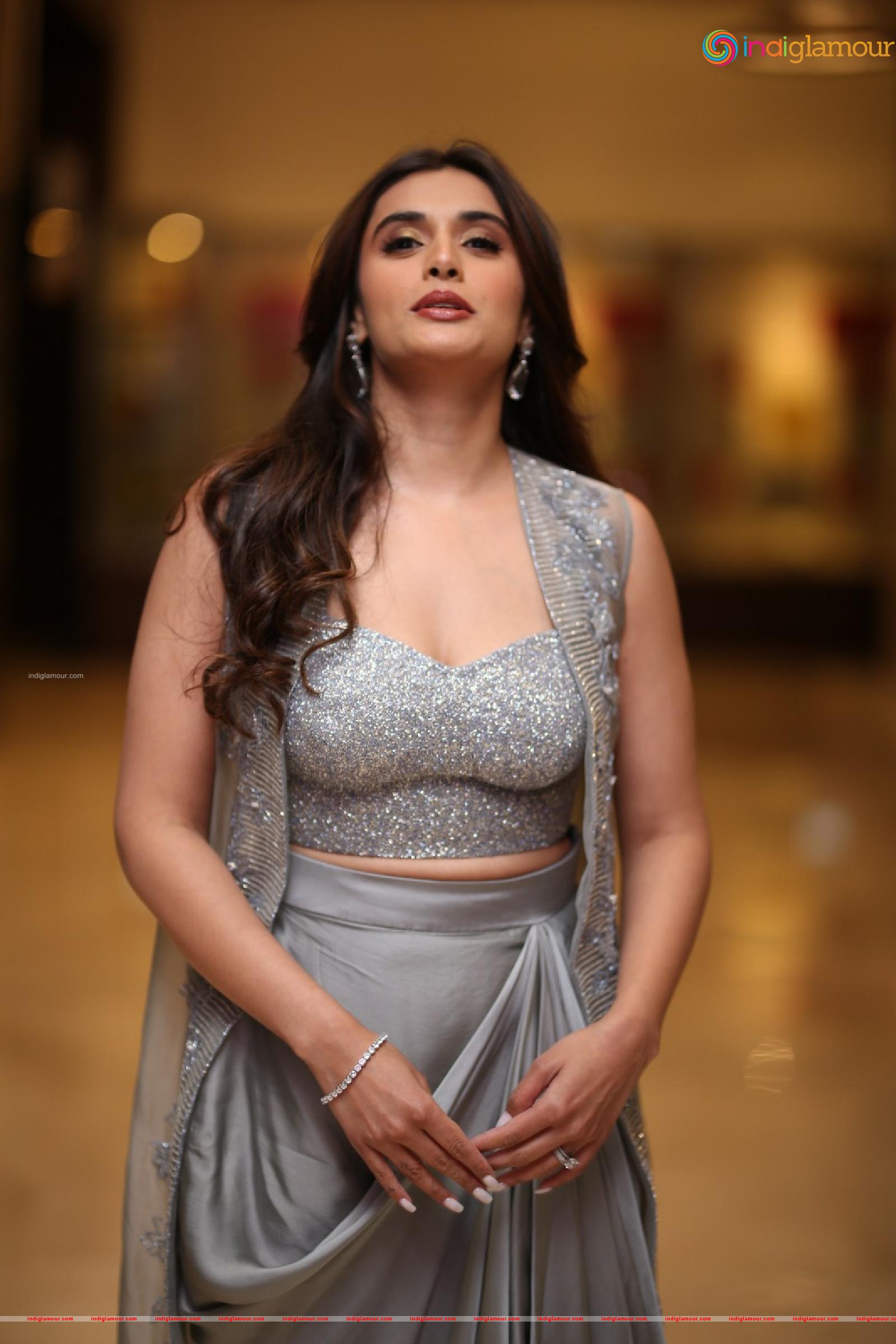 Divyansha Kaushik Actress hd photo