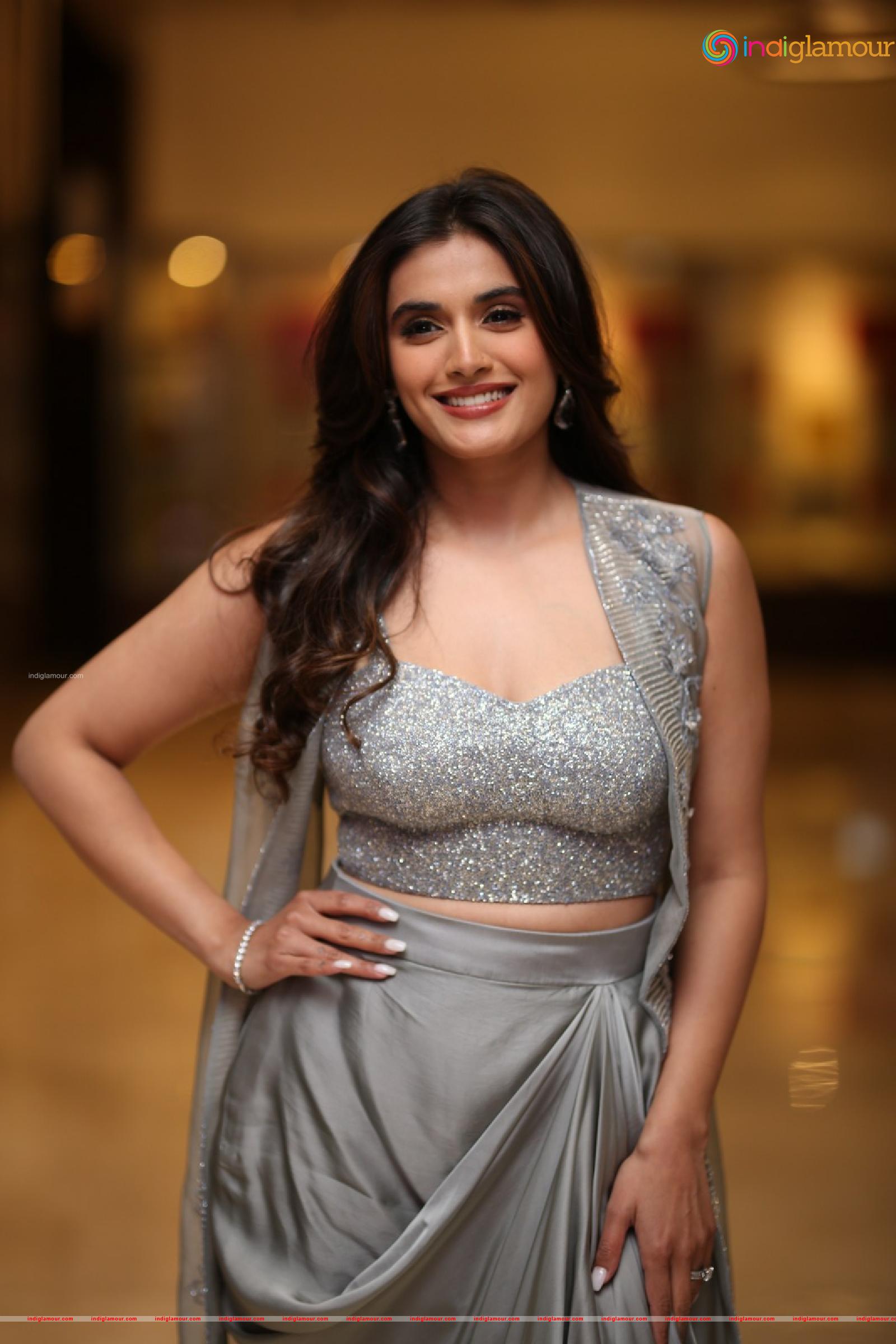 Divyansha Kaushik Actress hd photo