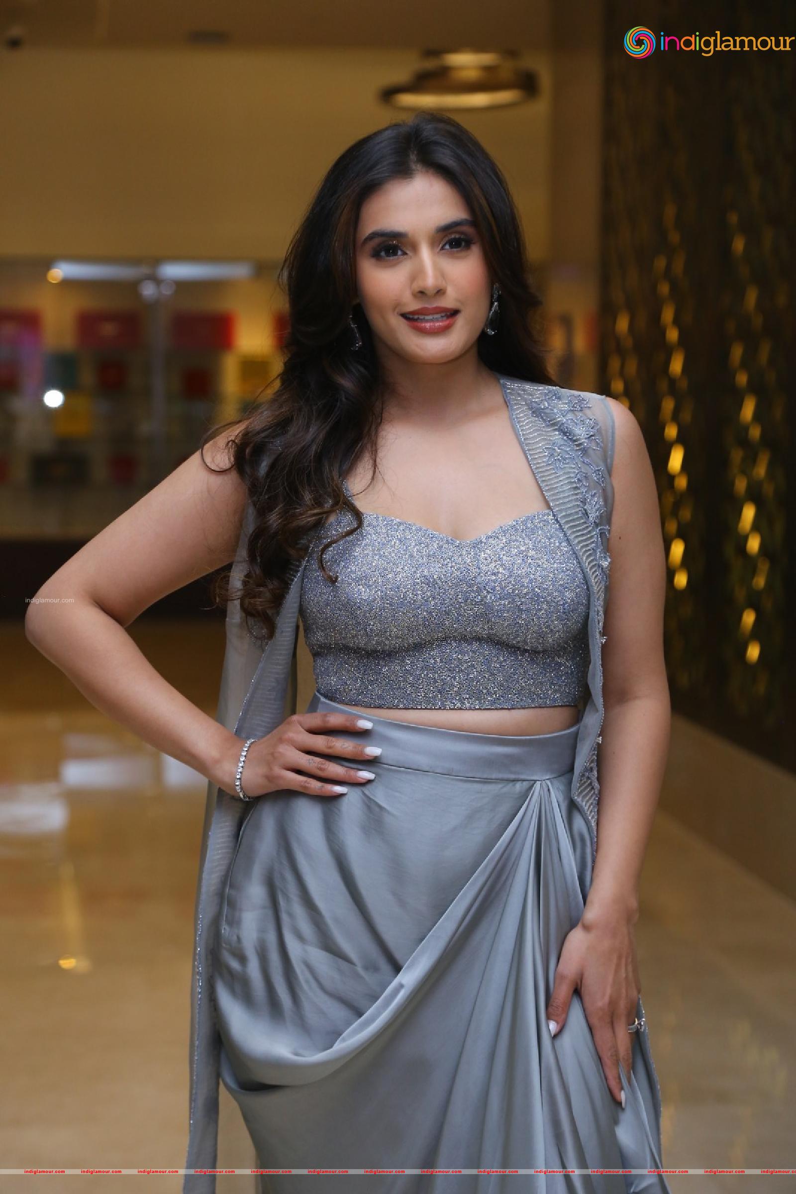 Divyansha Kaushik Actress hd photo