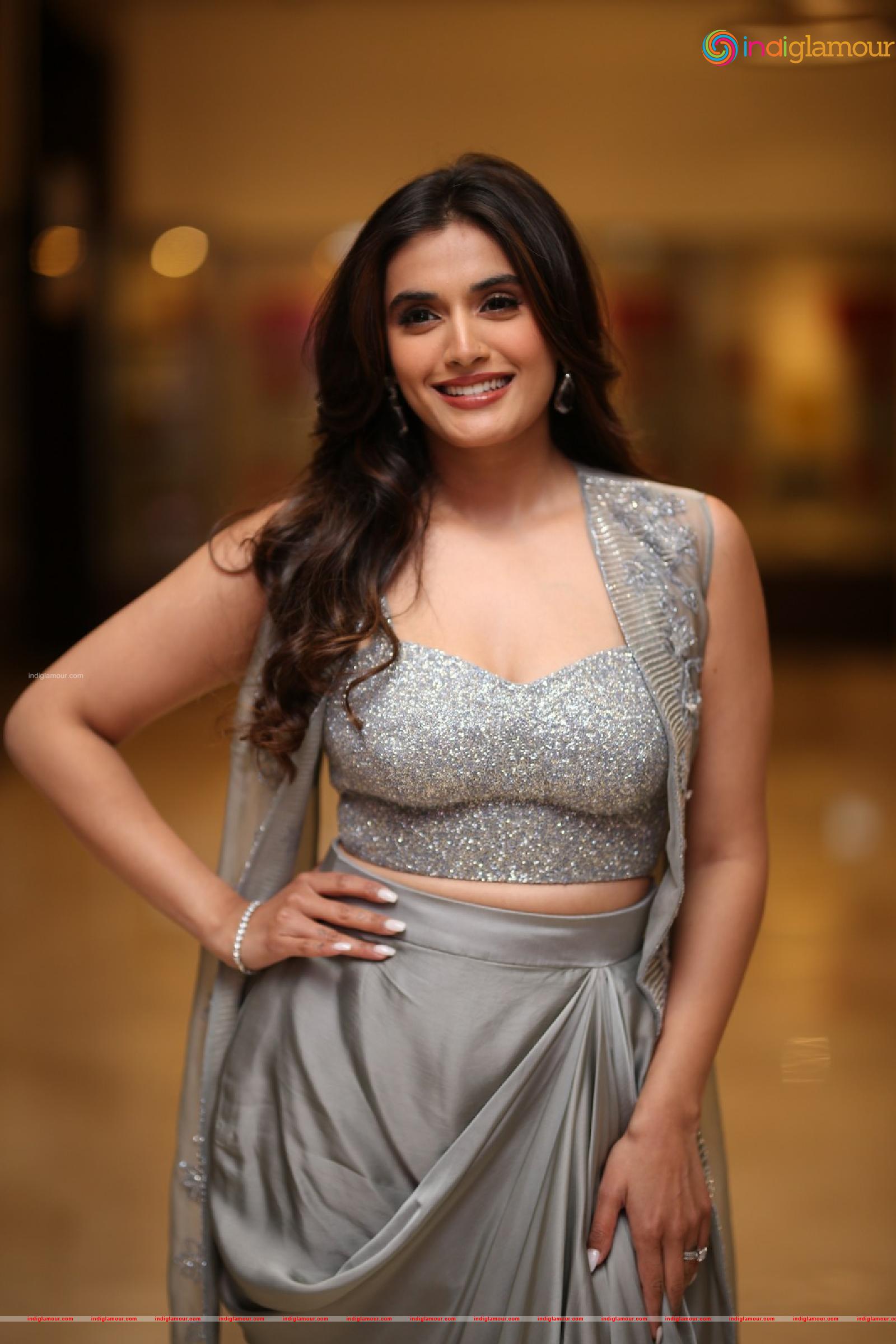 Divyansha Kaushik Actress hd photo